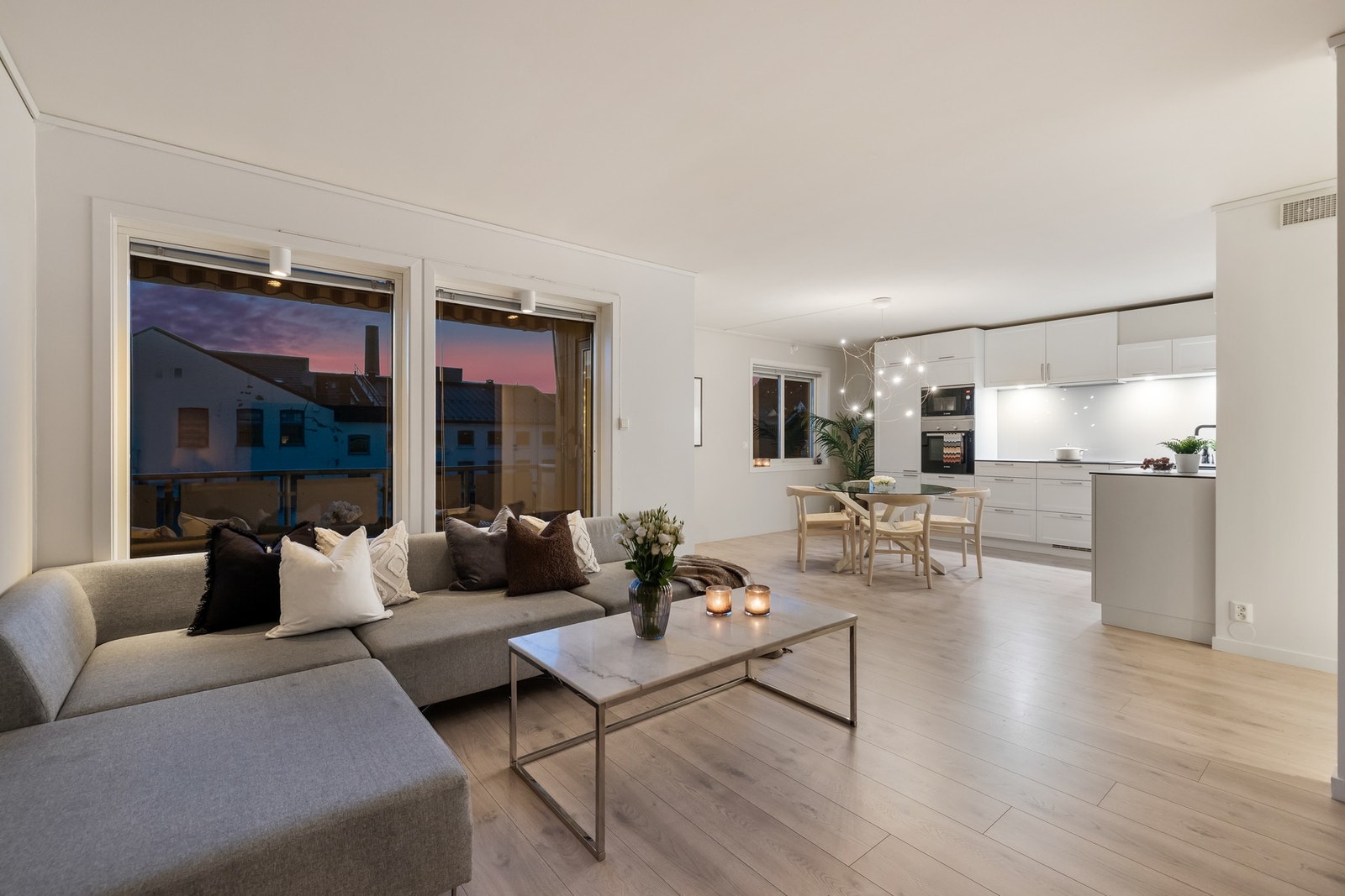 Boligen har en romslig stue med 1-stavs laminat på gulv og slette vegger Galleribilde