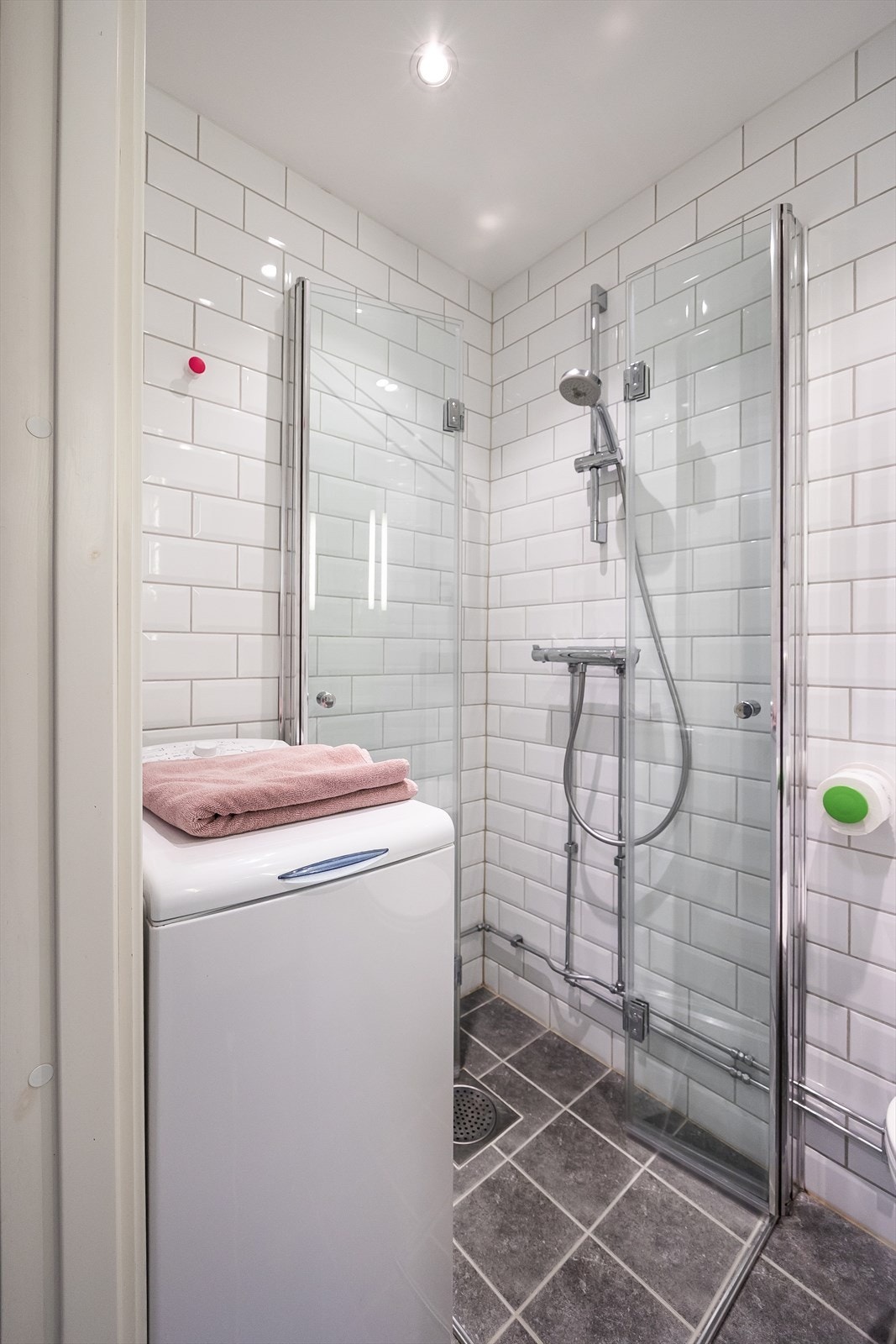 Dusjhjørne har innfellbare glassdører og dusjarmatur tilkoblet hånddusj. Det er også opplegg for vaskemaskin. Galleribilde