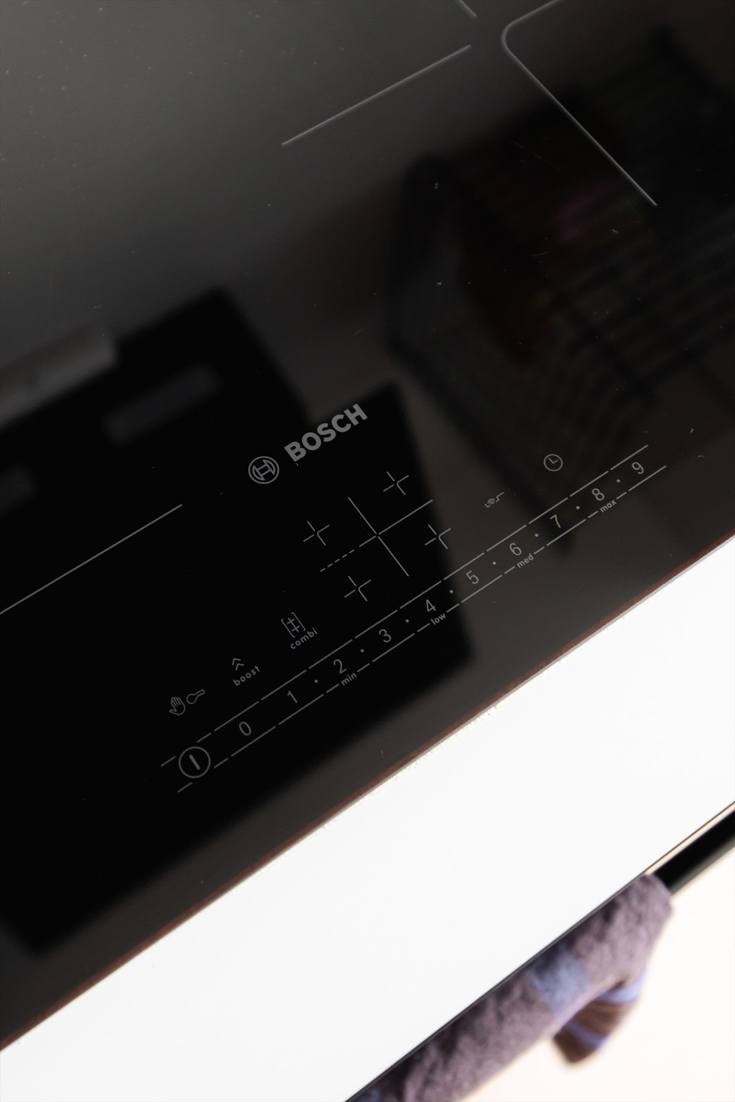 Induksjonstopp fra Bosch og komfyrvakt over platetoppen. Galleribilde