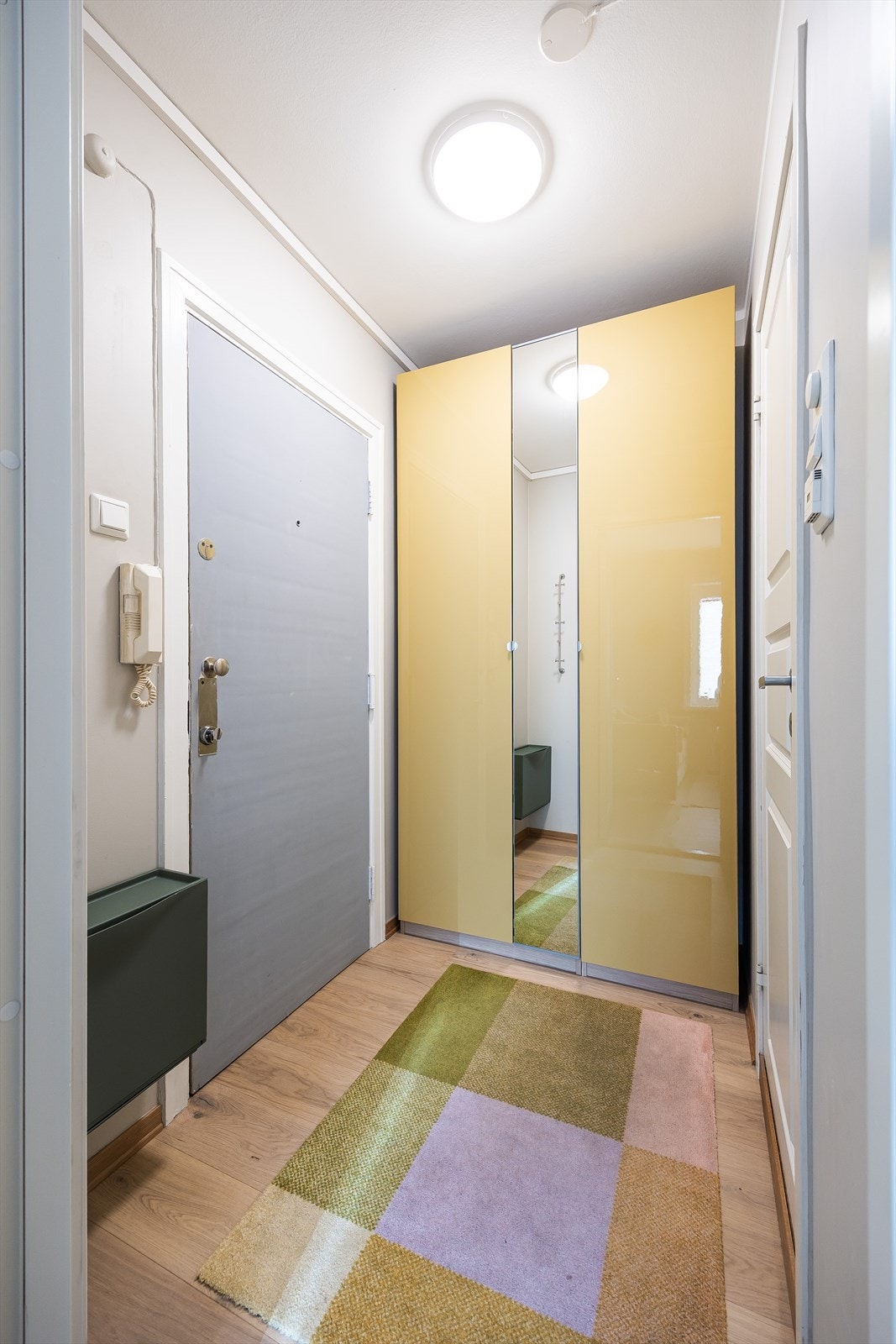 Romslig entre med garderobeskap og plass til å henge fra seg yttertøy og annet. Adkomst via trappegang med callinganlegg. Galleribilde