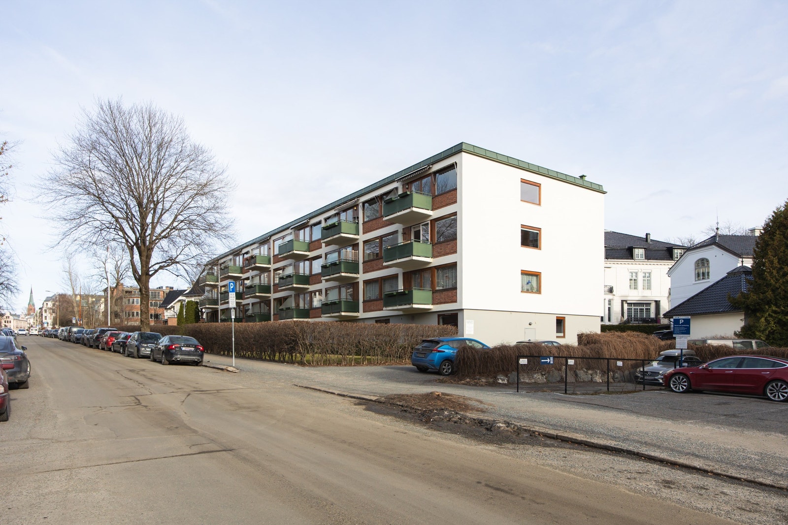 Fellesarealene er opparbeidet med stor forhage med plen mot gate, asfaltert gårdsplass, internstier, sykkelstativer og diverse beplantning. Galleribilde