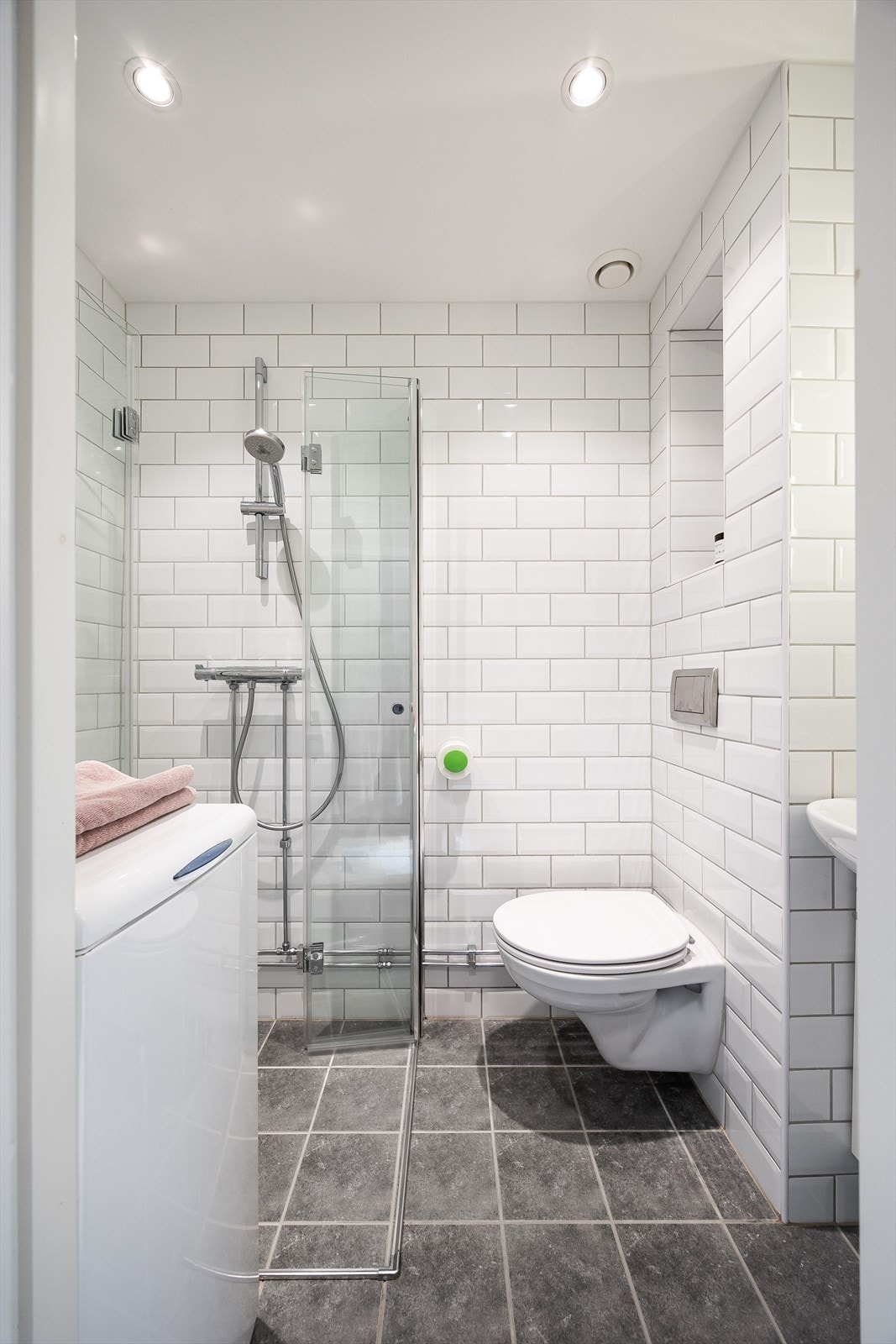 Delikat oppusset bad fra 2015 med flislagt gulv med varme og flislagte vegger. Galleribilde