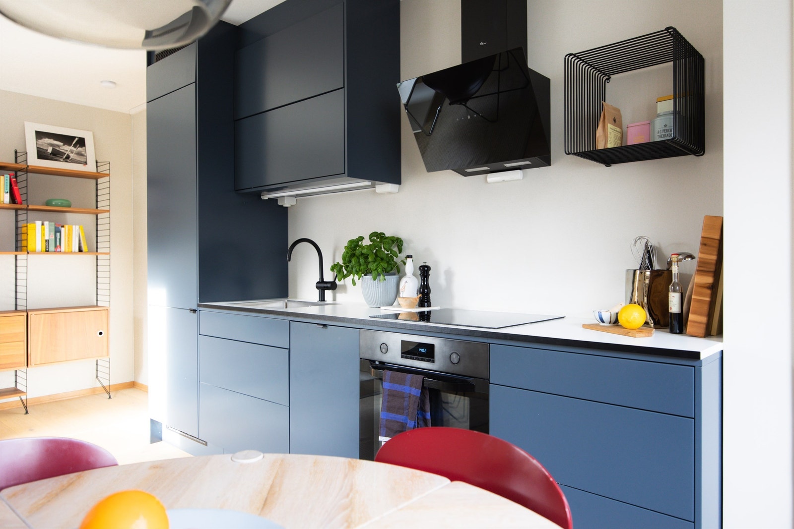 Romslig oppholdsrom som enkelt lar seg møblere og naturlig inndeling i soner. Galleribilde