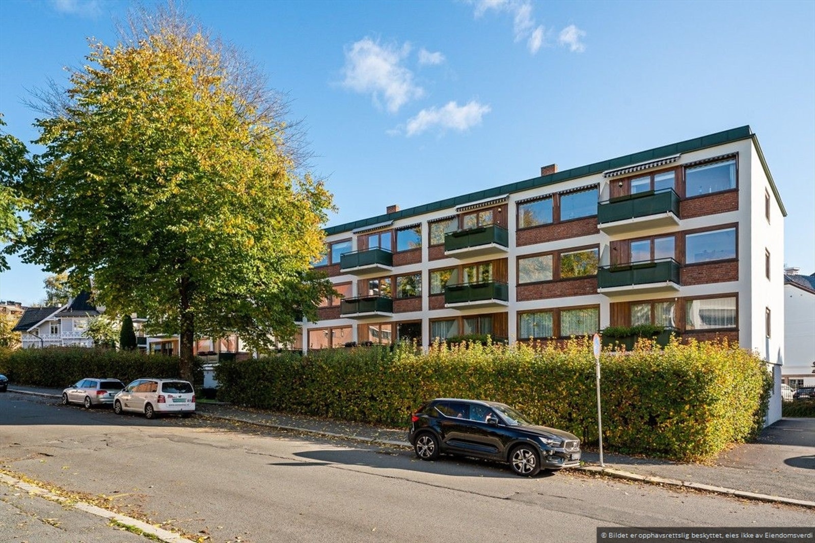 Fasaden en høstdag. Galleribilde