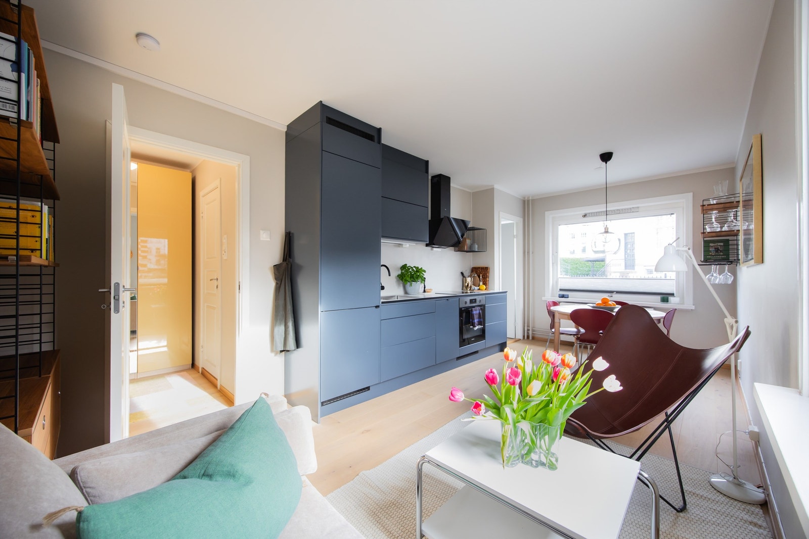 Leiligheten har god planløsning og store vindusflater. Solskjerming montert på alle vinduer og nye vindusglass i 2022. Galleribilde