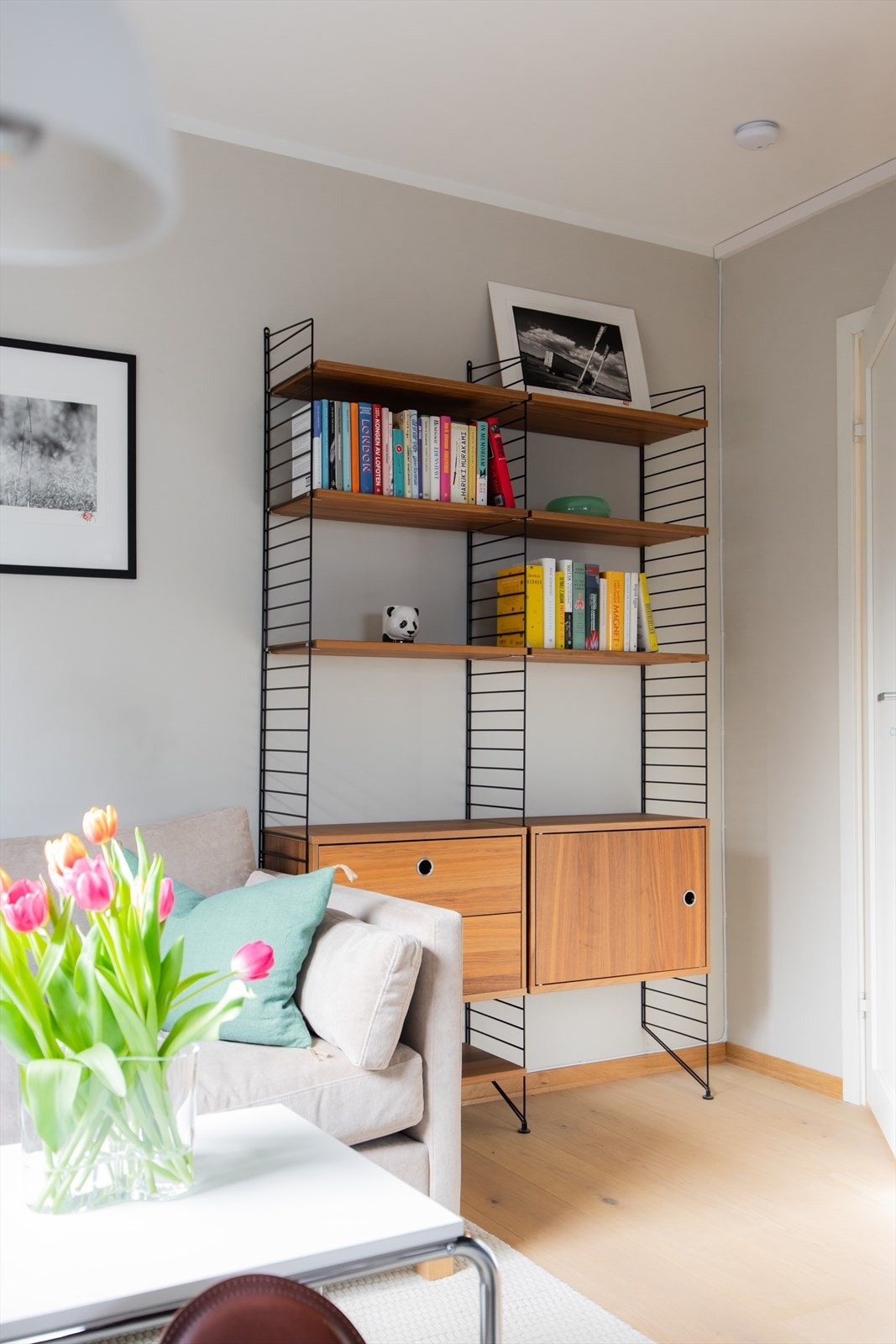 Vegger og himlinger med malte flater i dus fargepalett. Galleribilde