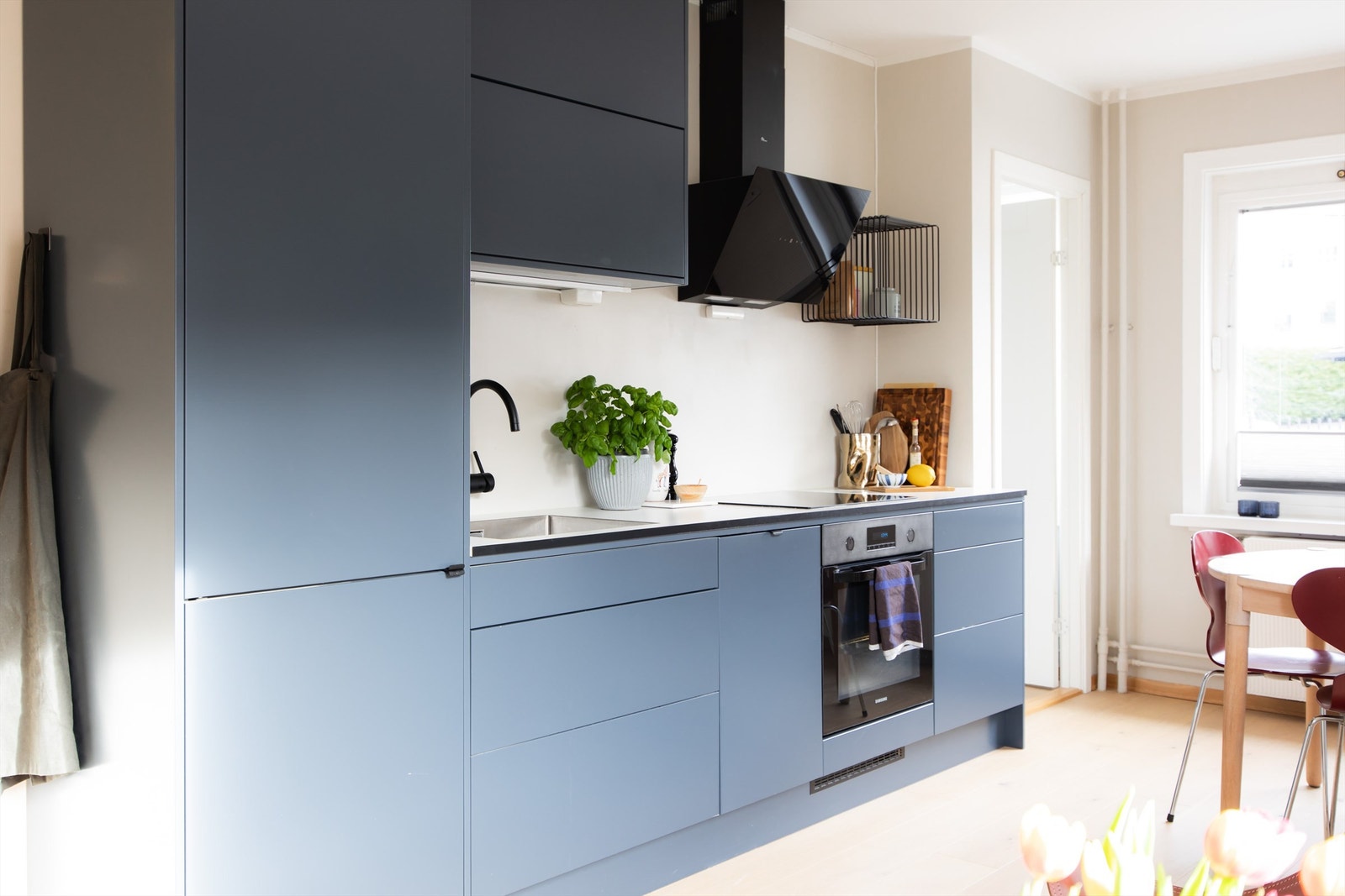 Moderne kjøkken fra 2021 med integrert teknisk utstyr. Galleribilde