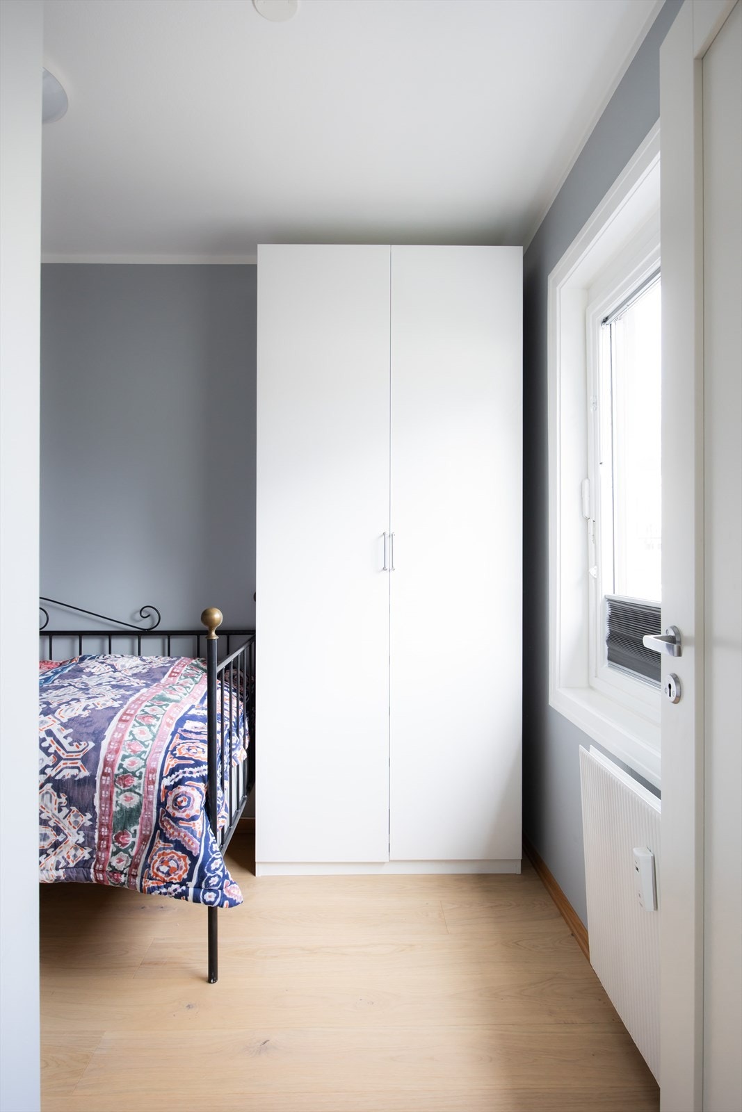 Medfølgende garderobeskap som gjør det enkelt å holde orden. Solskjerming på vinduet. Galleribilde