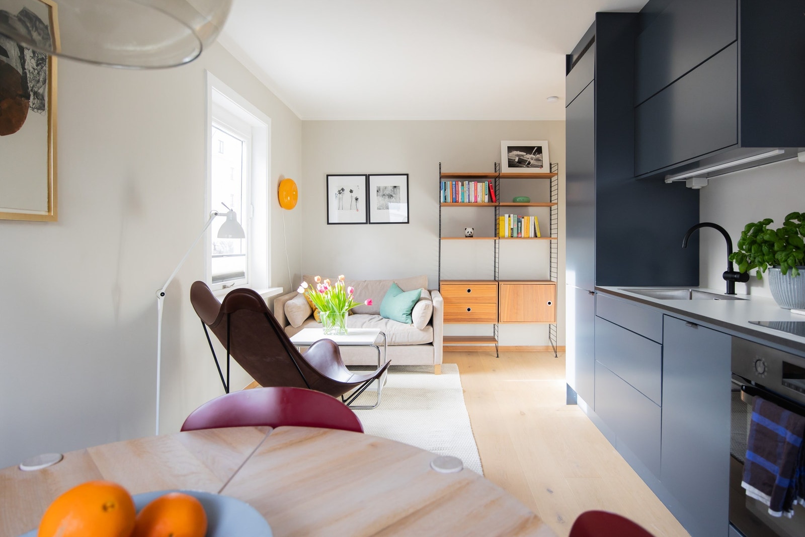 Gulvene i leiligheten er dekket av nydelig en-stavs eikeparkett. Galleribilde