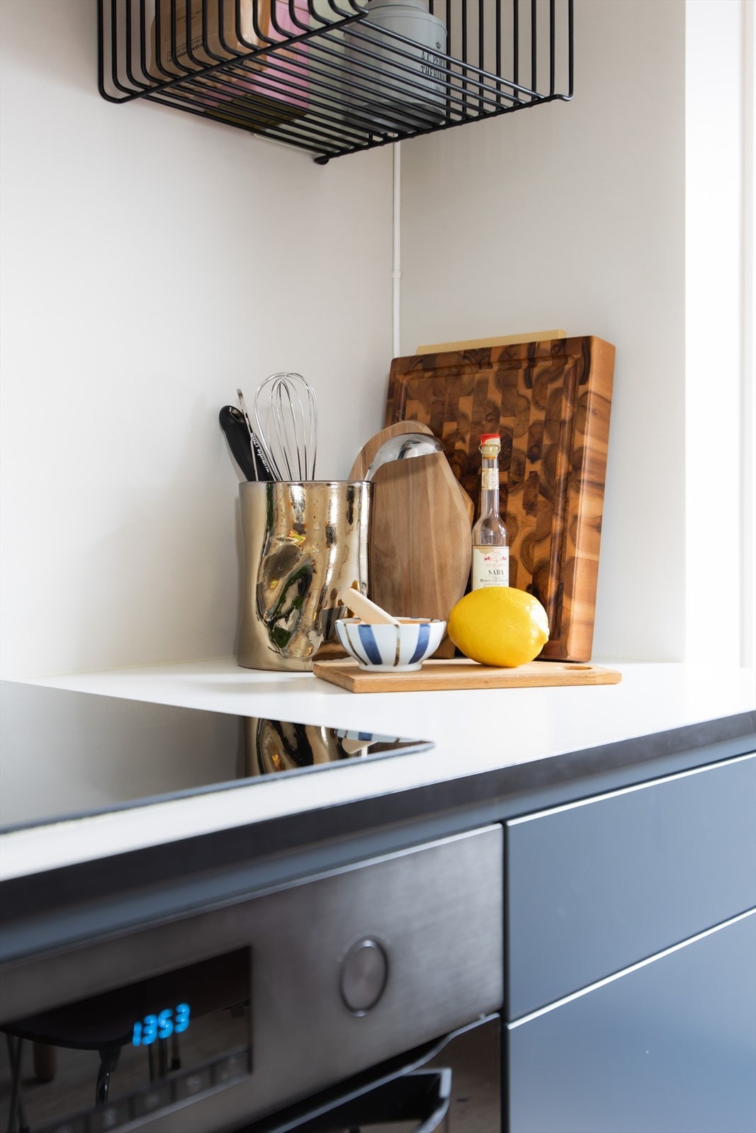 Malte flater over benkeplaten gir en enkel, men stilfull overflate som er lett å rengjøre. Galleribilde