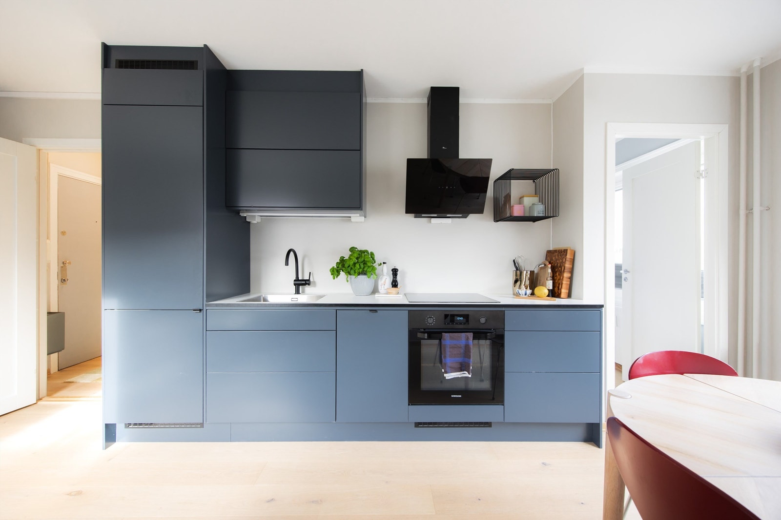 Leiligheten ble omfattende oppusset og ombygget fra 1-roms til 2-roms leilighet i 2021. Galleribilde