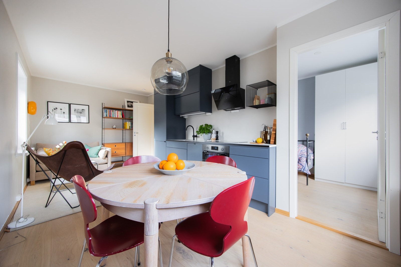 Boligen ligger som en hjørneleilighet i representativ bygård fra 1959 med forhage mot gaten. Galleribilde