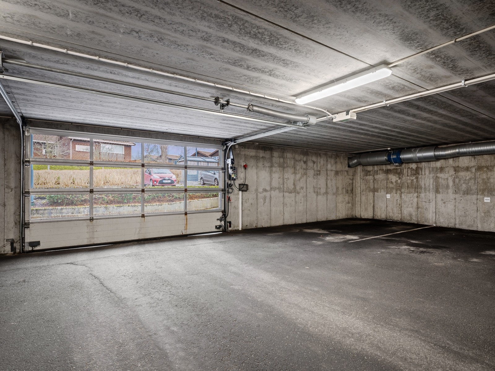 Leiligheten har fast parkering og sportsbod i lukket garasjeanlegg Galleribilde