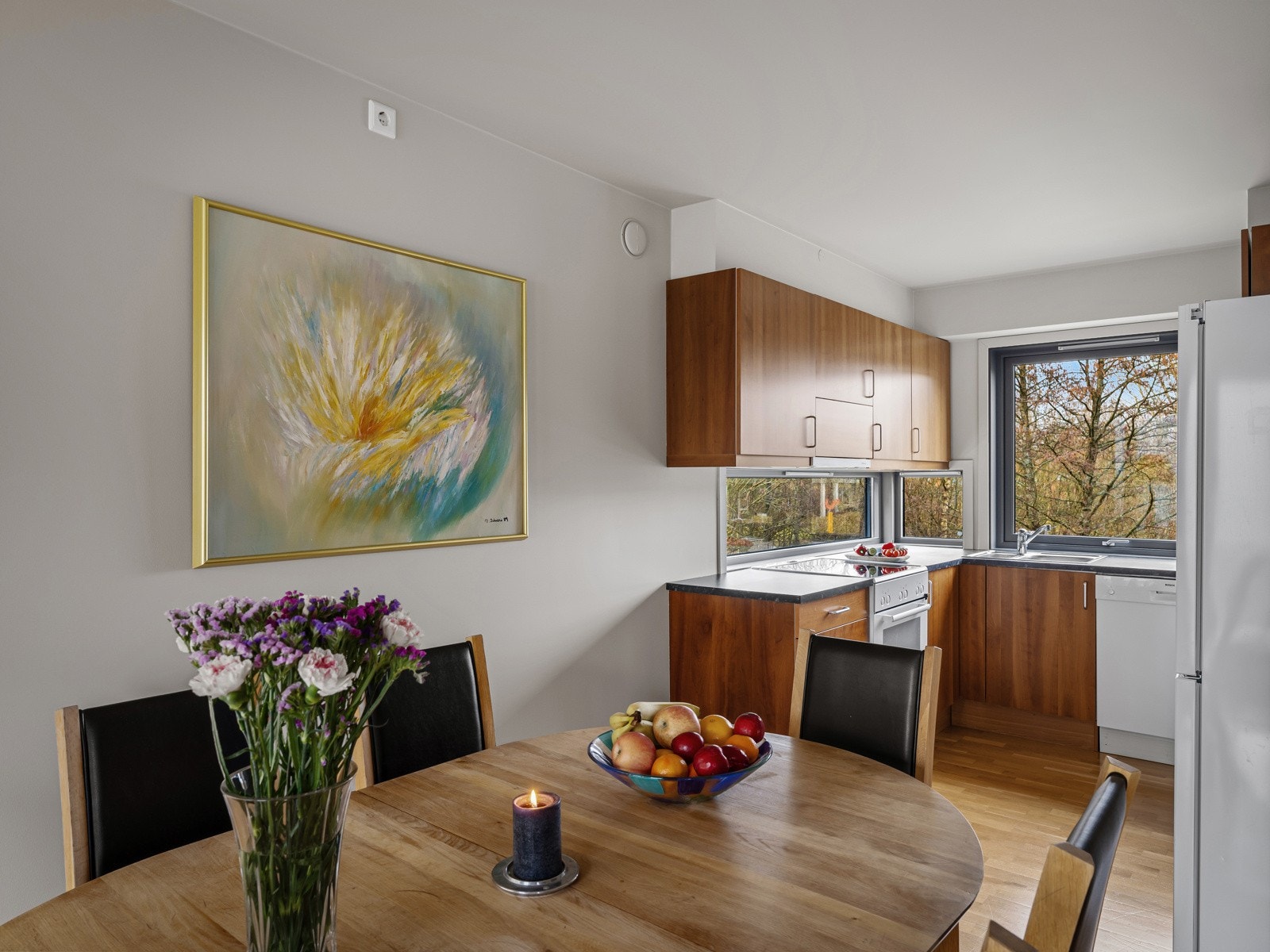 Kjøkken med hvitevarer Galleribilde