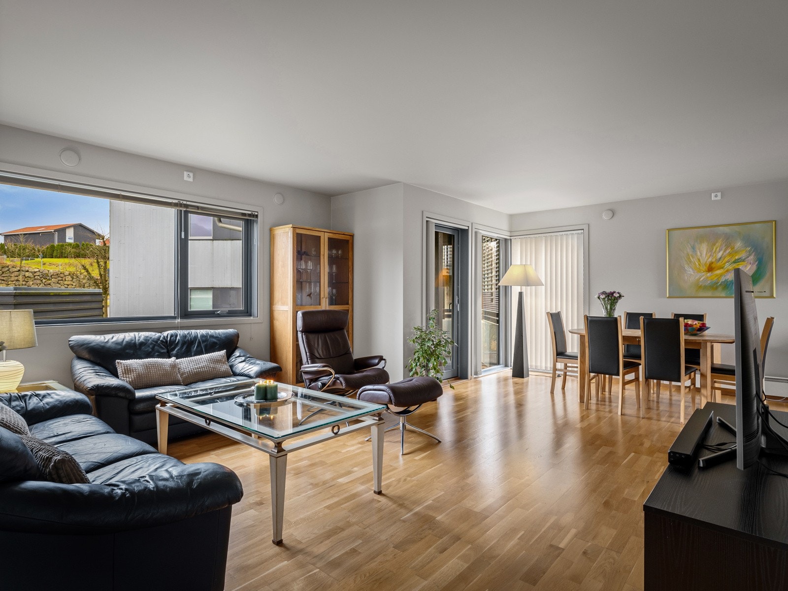 Stue med god plass til sofa og spisebord Galleribilde