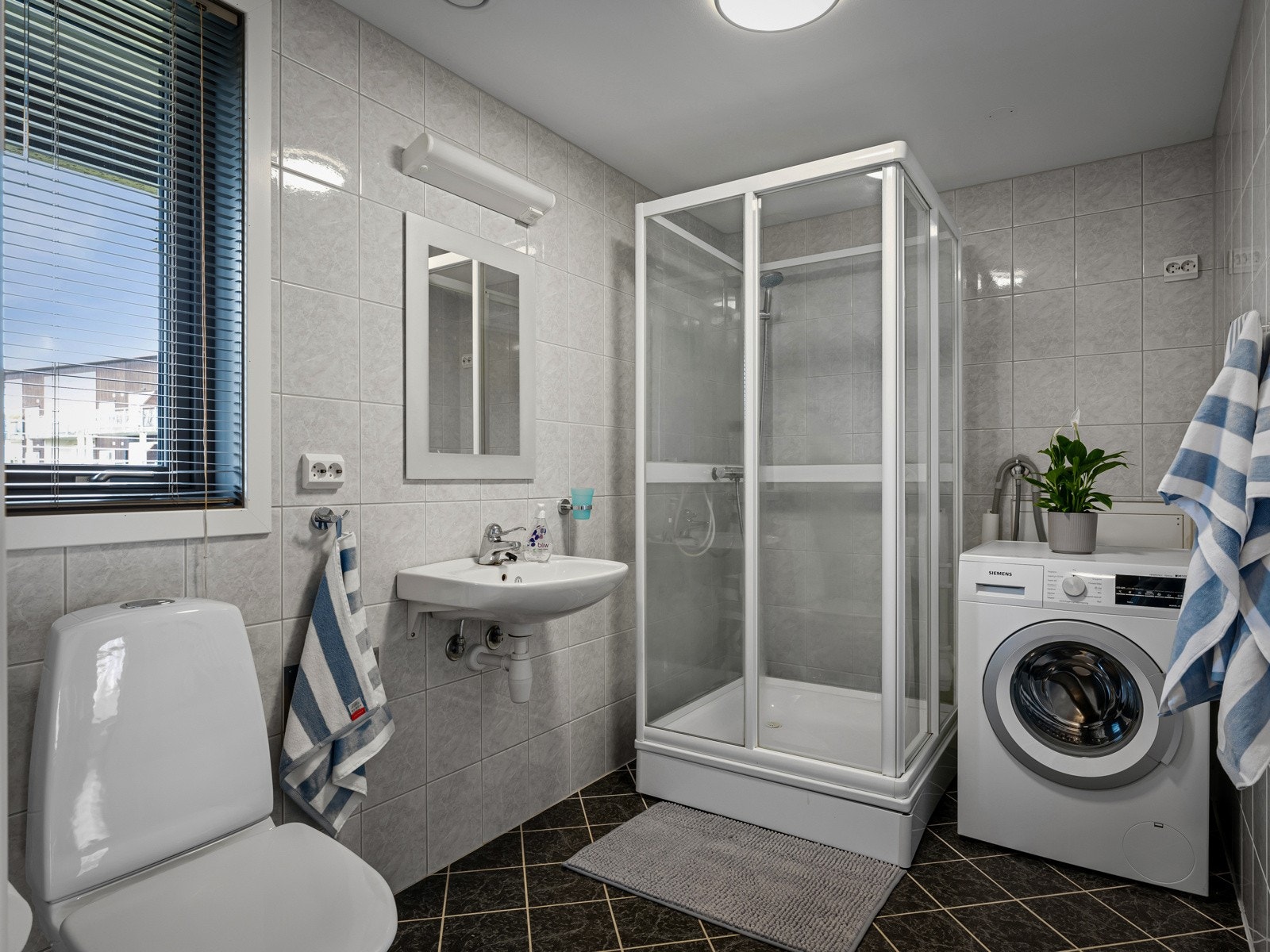 Pent fliselagt bad med varme i gulvet Galleribilde