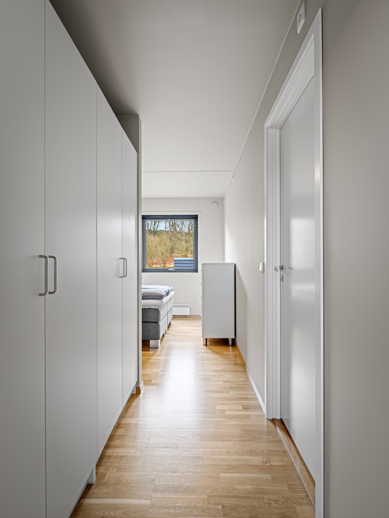 Hovedsoverom med garderobeskap, walk-in garderobe/bod og direkte tilkomst til bad Galleribilde