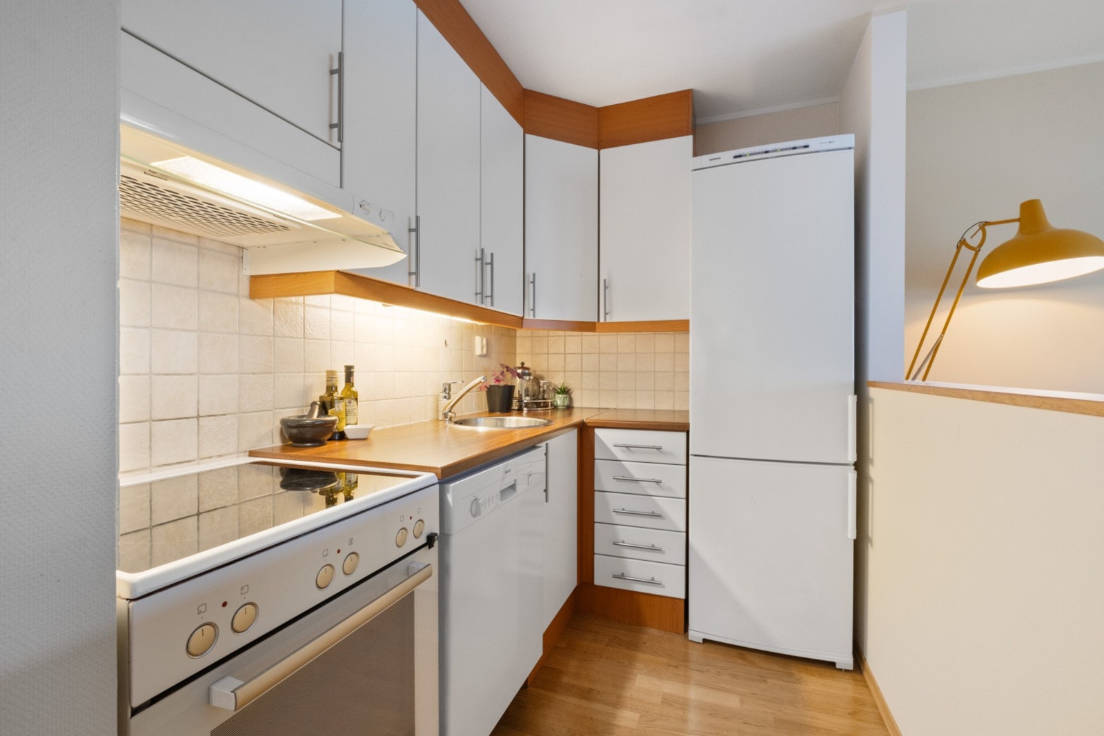 Hvite slette fronter. Opplegg for oppvaskmaskin. Galleribilde