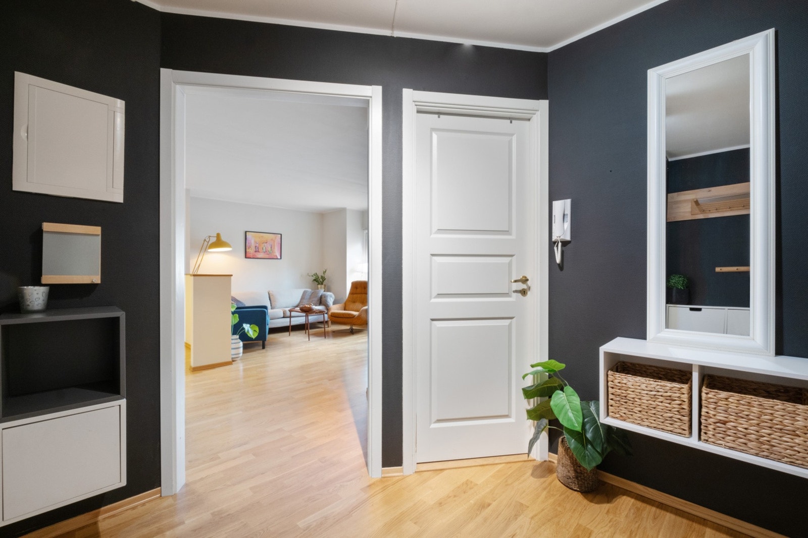 Vi blir ønsket velkommen inn i en innbydende entre med fine fargevalg og parkett på gulv. God plass til å henge i fra seg. Galleribilde