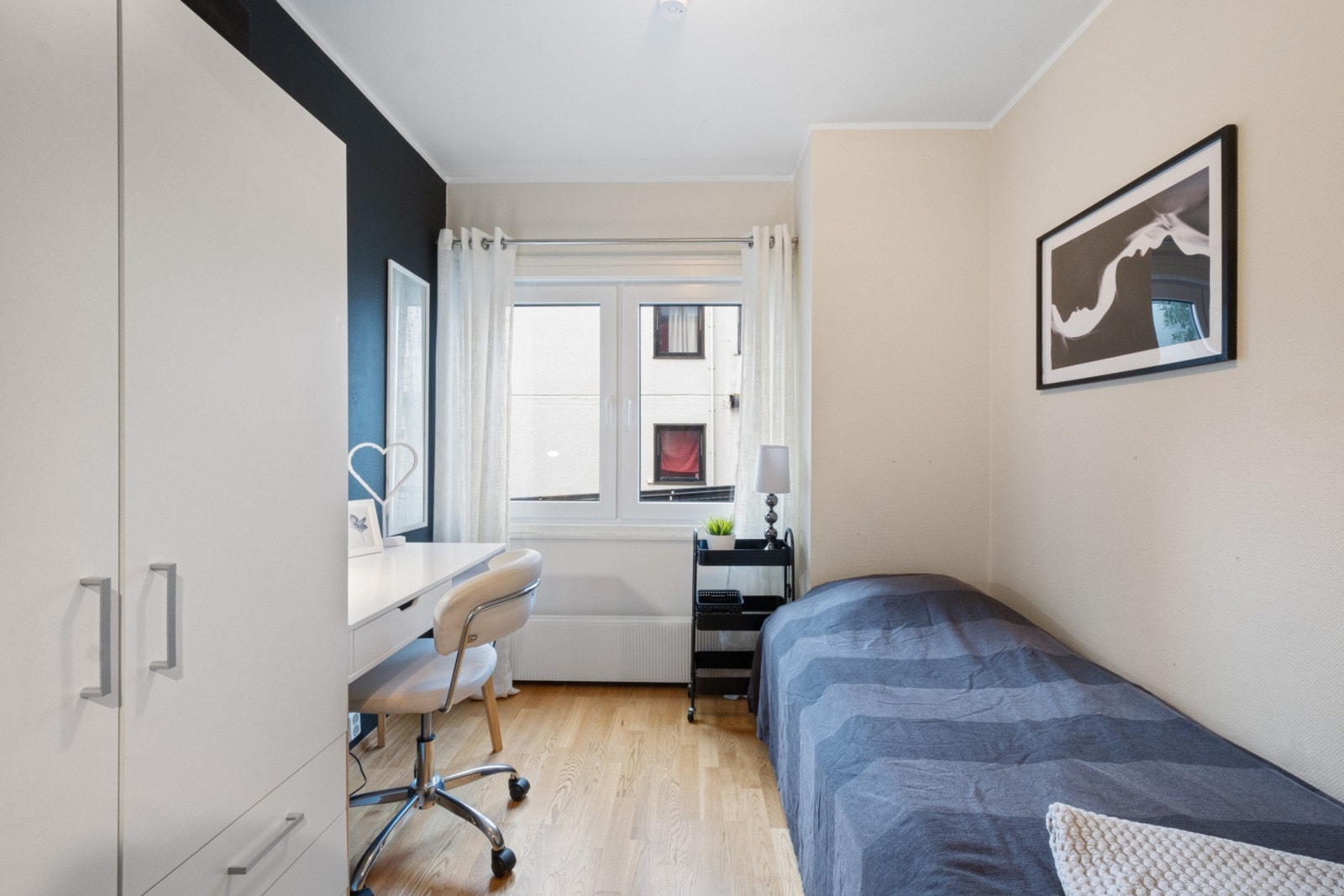 Soverom 2 med plass for seng og øvrig møblement. Galleribilde