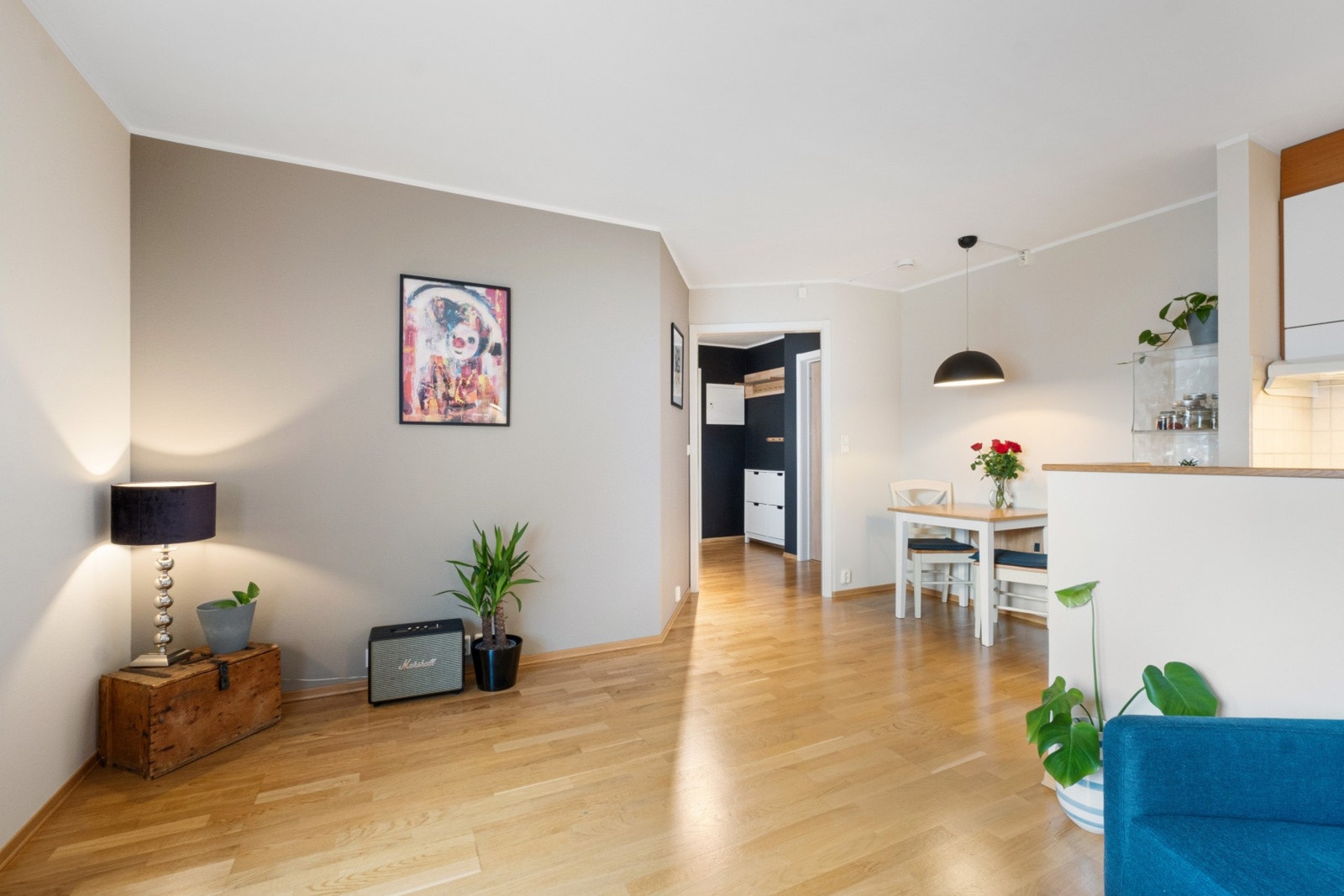 Felleskostnadene inkluderer både strøm og varmtvann, kabel-tv og internett. Galleribilde