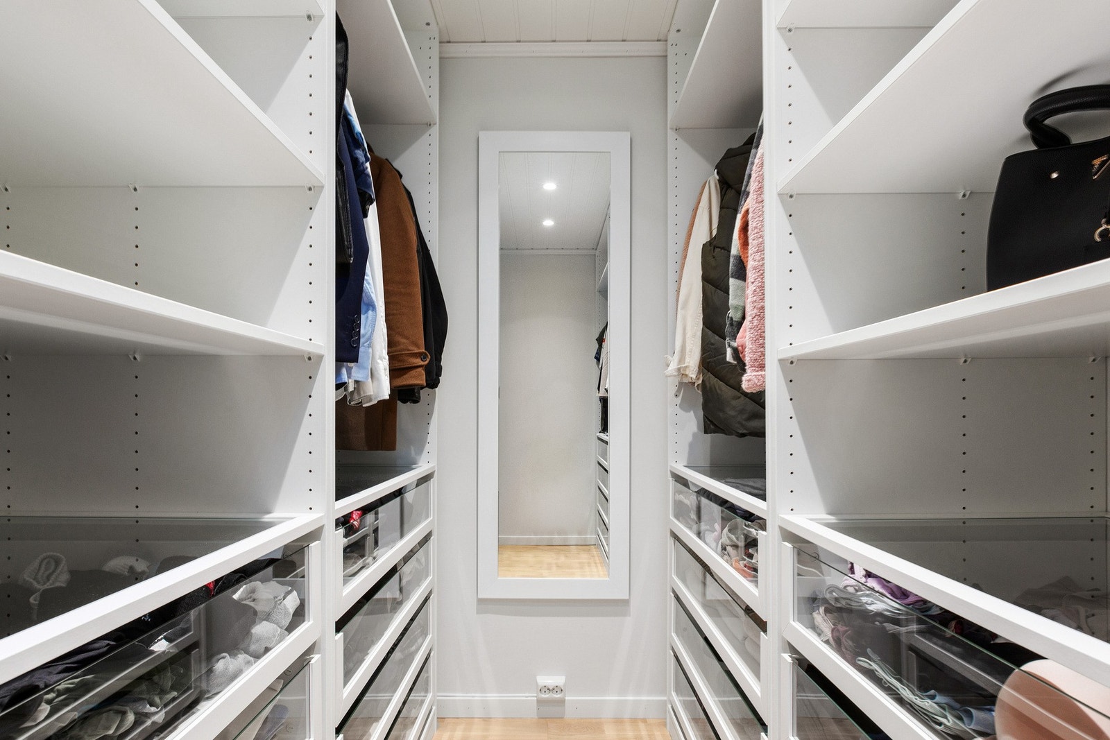 I tilknytting til hovedsoverommet har du walk in closet med god plass til det du trenger av klær, vesker og sko. Galleribilde