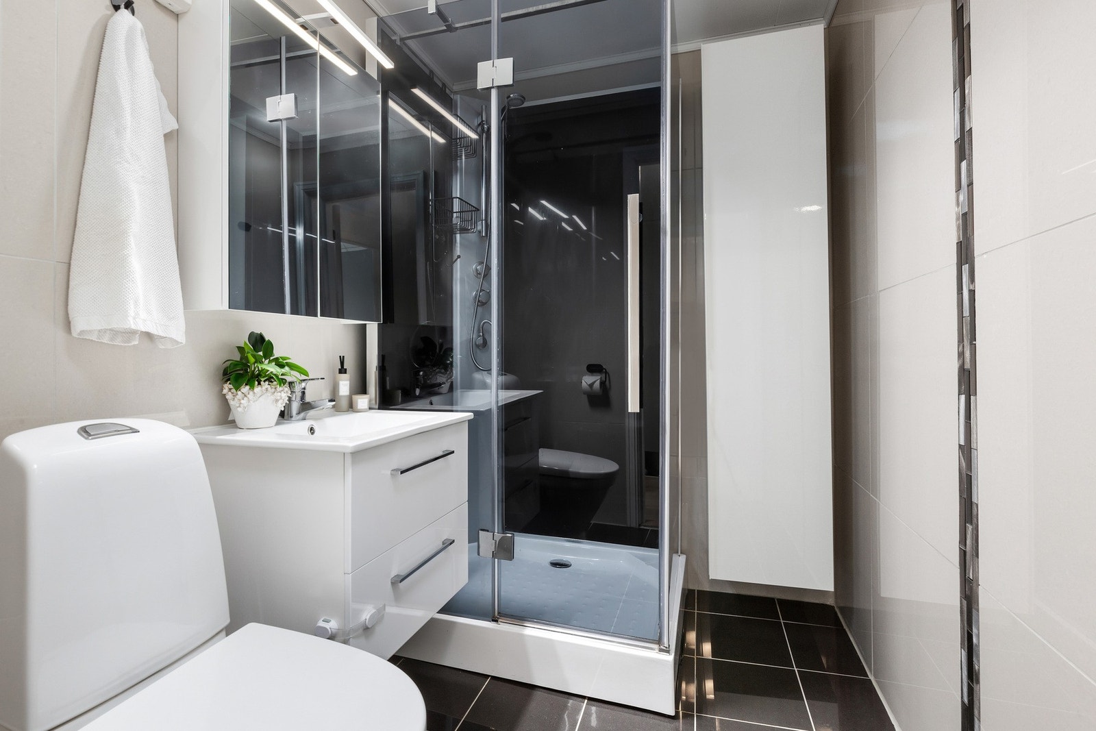 Boligen har et romslig bad praktisk plassert mellom soverommene i 2.etasje Galleribilde