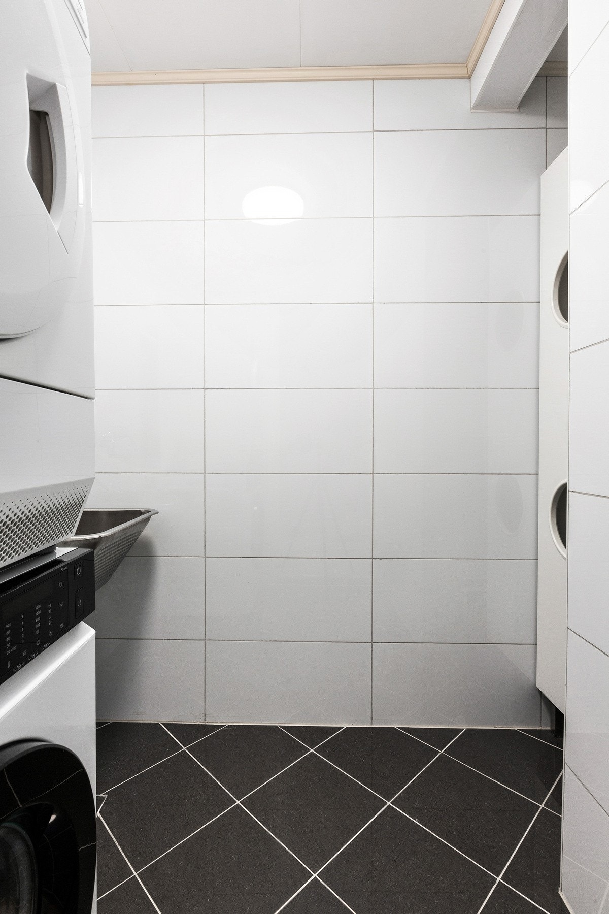 Ny dusj og skap på baderom. Galleribilde