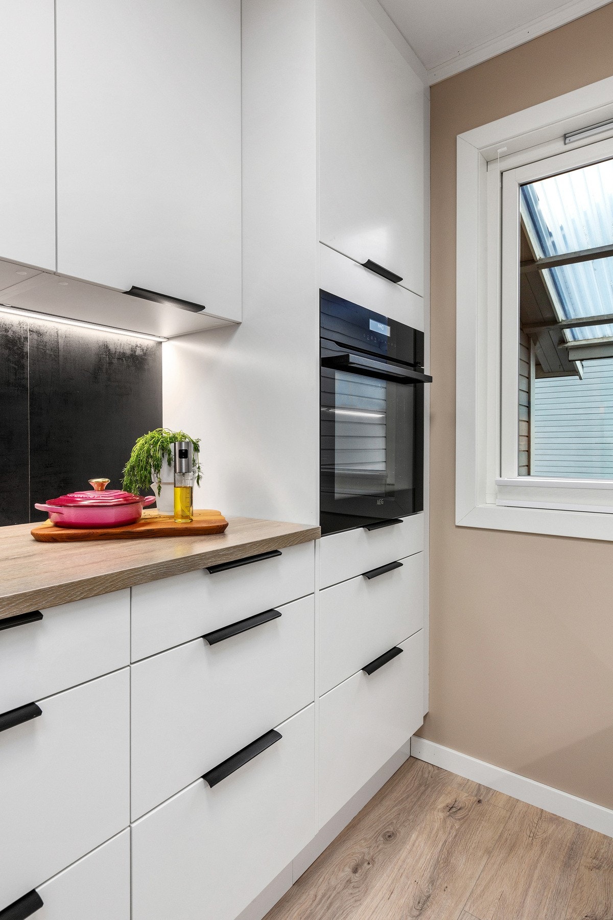 Integrert komfyr, platetopp, kjøl/fryseskap og oppvaskmaskin. Mekanisk avtrekk via sentralavtrekk. Hvitevarer medfølger. Galleribilde