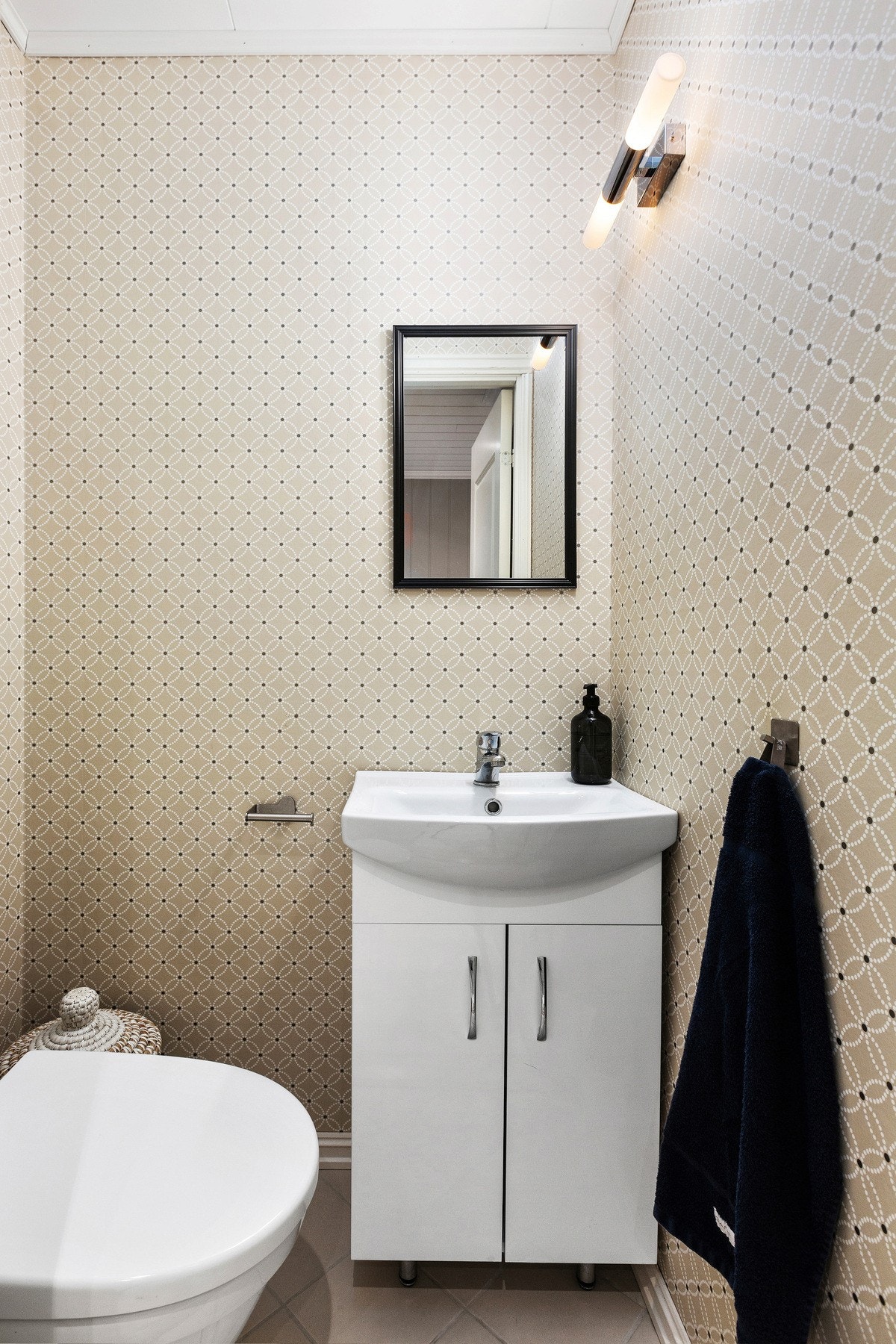 Gjestetoalettet er plassert ved inngangspartiet for enkel tilgang. Galleribilde