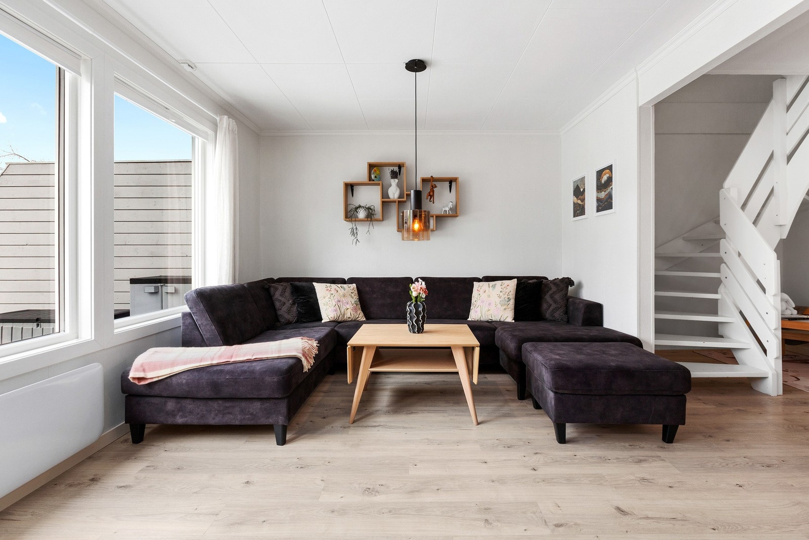 Nytt parkettgulv er lagt flytende gjennom etasjen, med nye gulv-, karm- og taklister i alle rom. Galleribilde