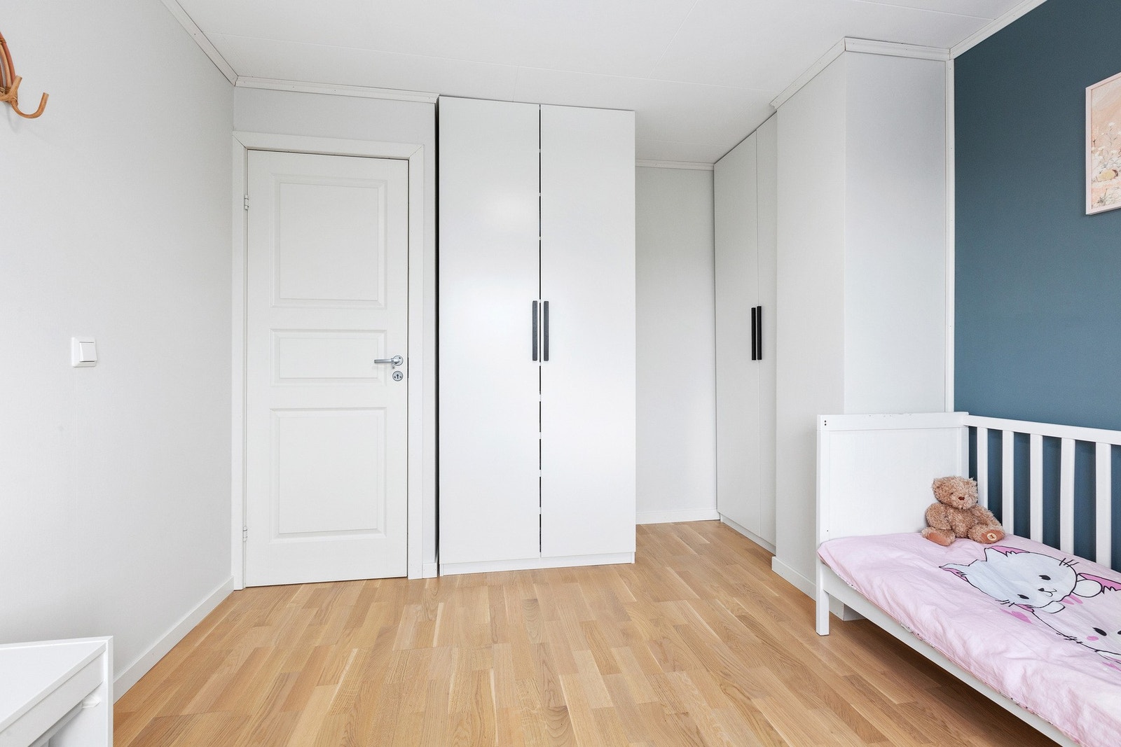 Det er to garderobeskap på barnerommet. Galleribilde