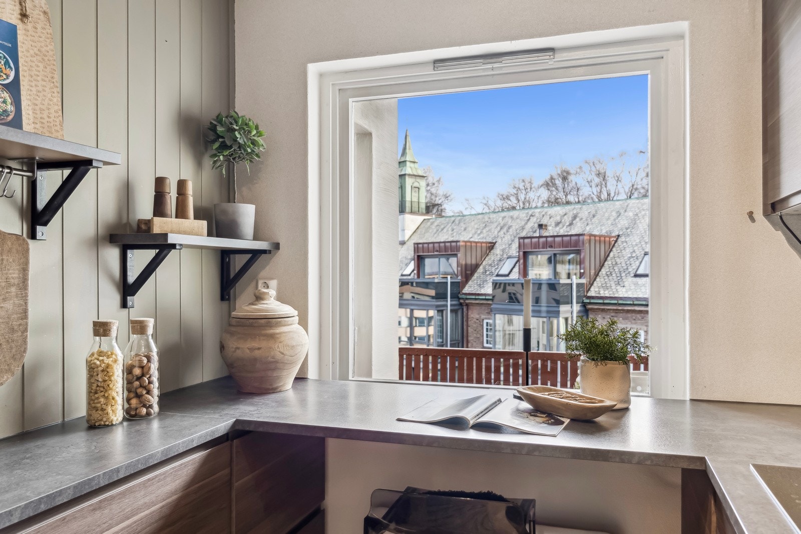 Her kan man nyte morgenkaffen samtidig som man nyter utsikten. Galleribilde
