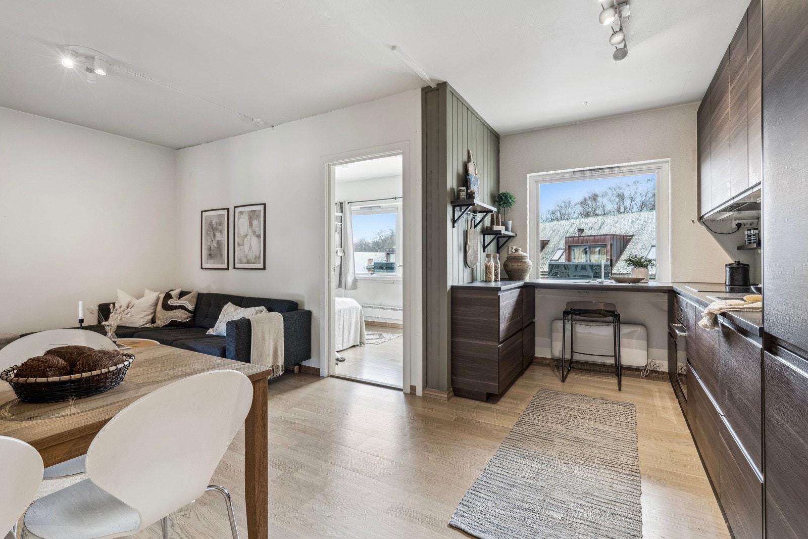 Denne flotte leiligheten kombinerer moderne løsninger med tidløse materialvalg. Her får du en bolig med høy standard, pen innredning og en gjennomtenkt planløsning. Galleribilde