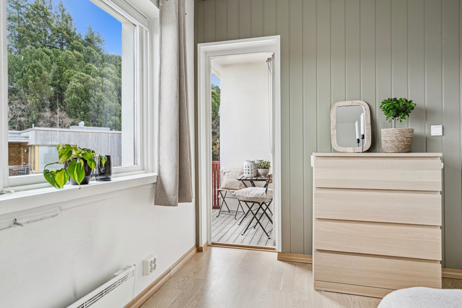 Fra dette rommet er det utgang til den minste balkongen som er vendt mot øst, perfekt plass for å nyte morgenkaffen. Galleribilde