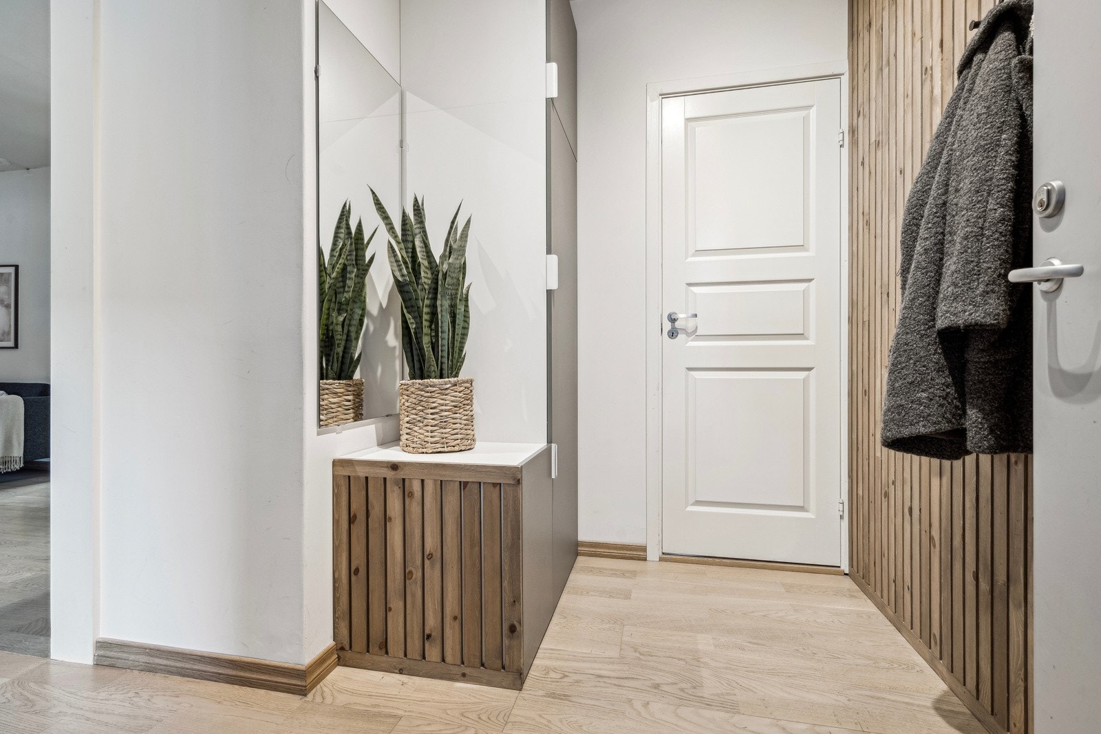 En stilren og innbydende entré med god oppbevaringsplass og smakfulle detaljer. Galleribilde