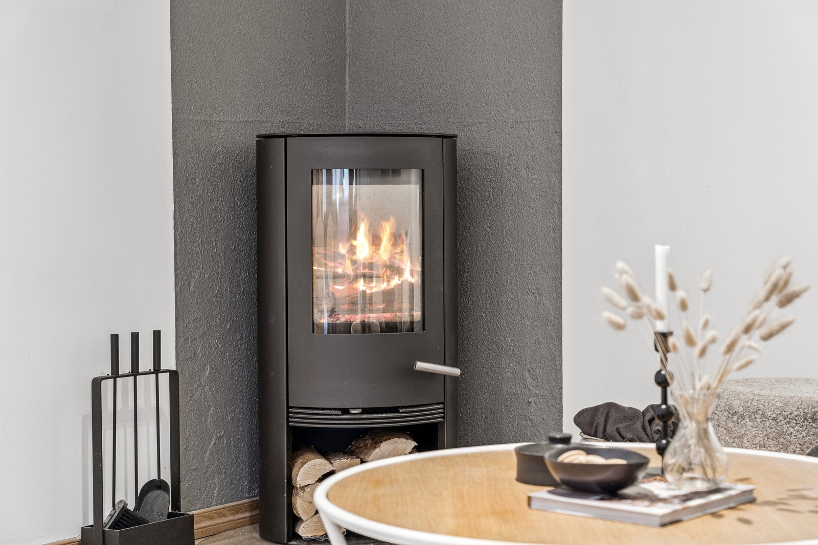 En lun og moderne stue med peis som skaper en varm atmosfære - perfekt for hygge på kalde dager. Galleribilde
