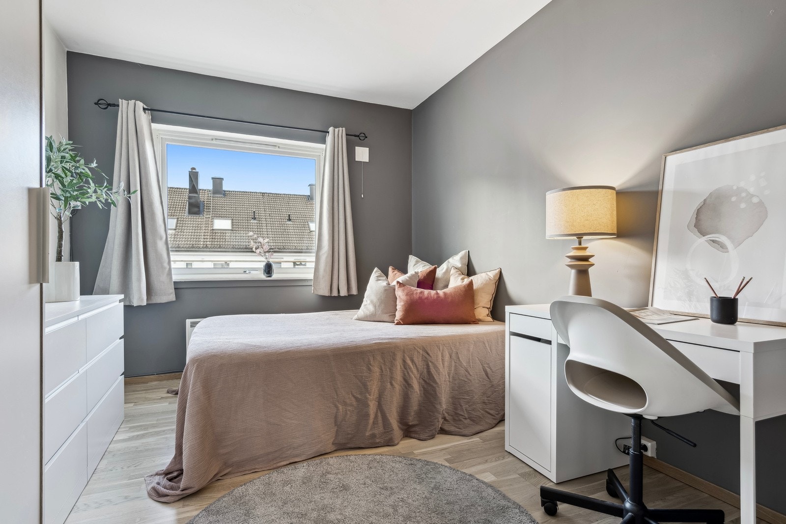 Et innbydende og romslig rom med plass til seng, skrivebord og garderobe. Galleribilde
