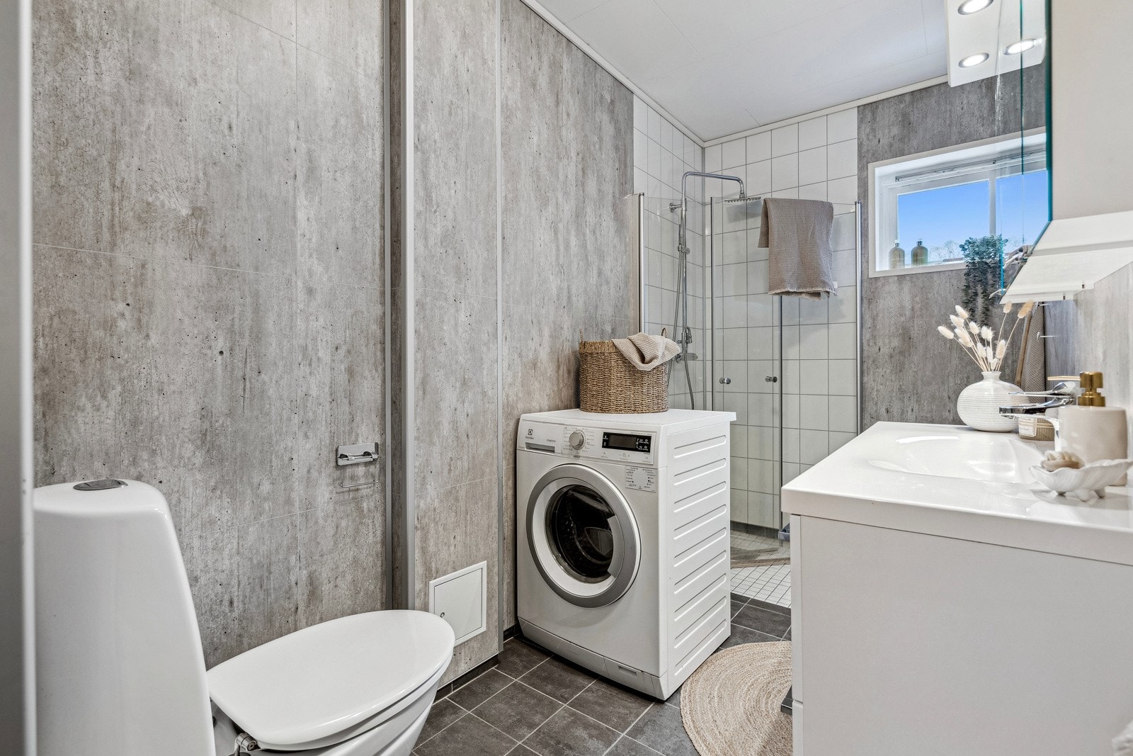 Badet har blant annet rør-i-rør system med fordelerskap og opplegg til vaskemaskin. Galleribilde