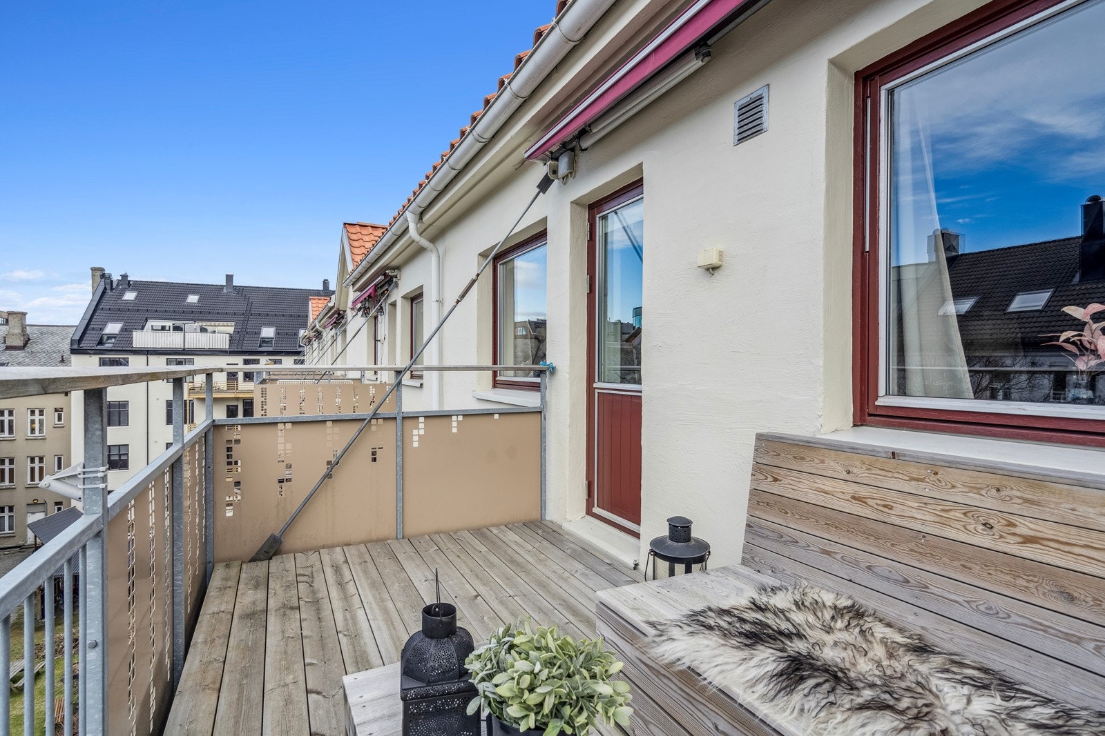 Nyt solrike dager på den andre romslige balkongen med flott utsikt. Galleribilde