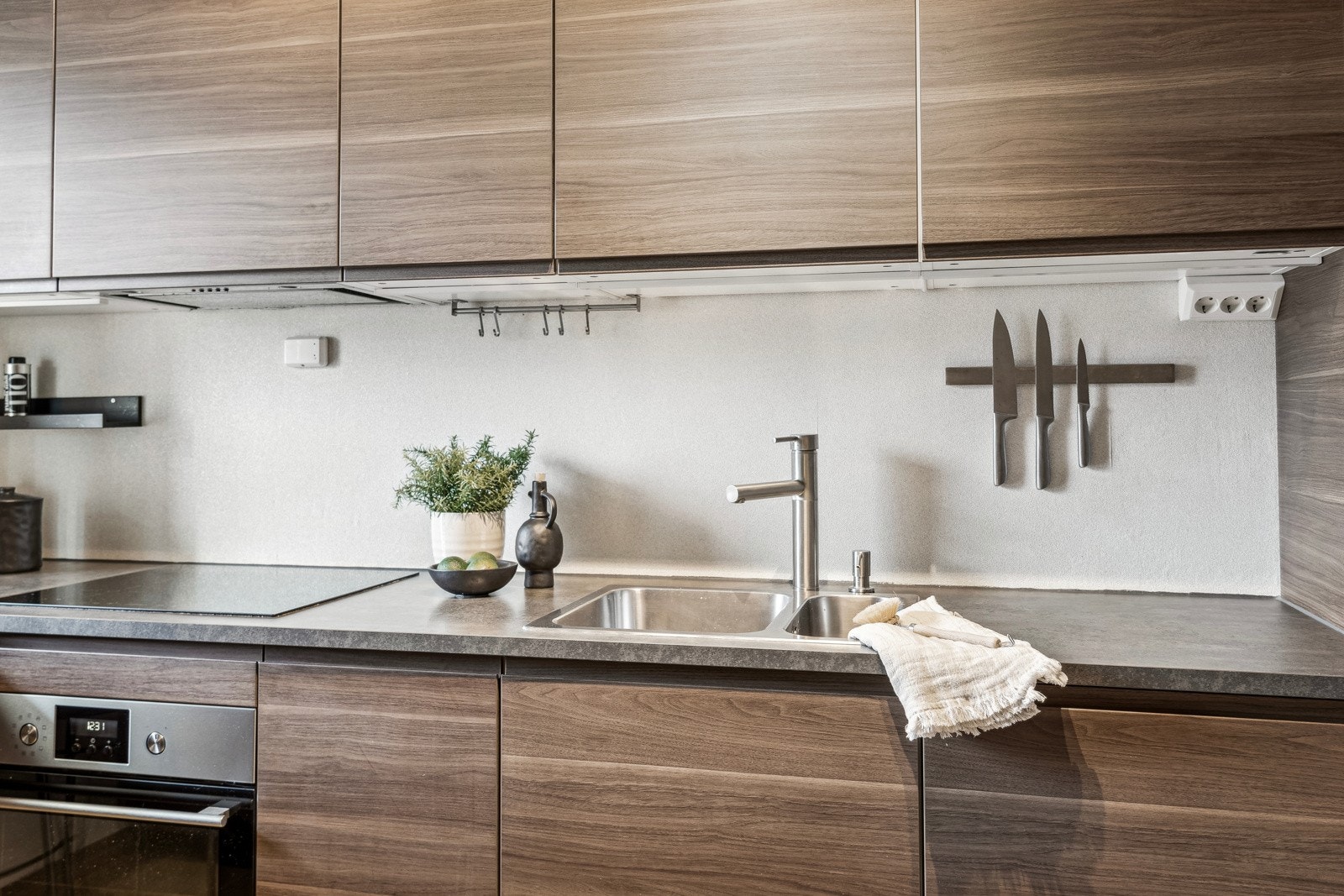 Stilrent og praktisk kjøkken fra IKEA med glatte fronter og laminat benkeplate. Kjøkkenet er fra 2017. Galleribilde