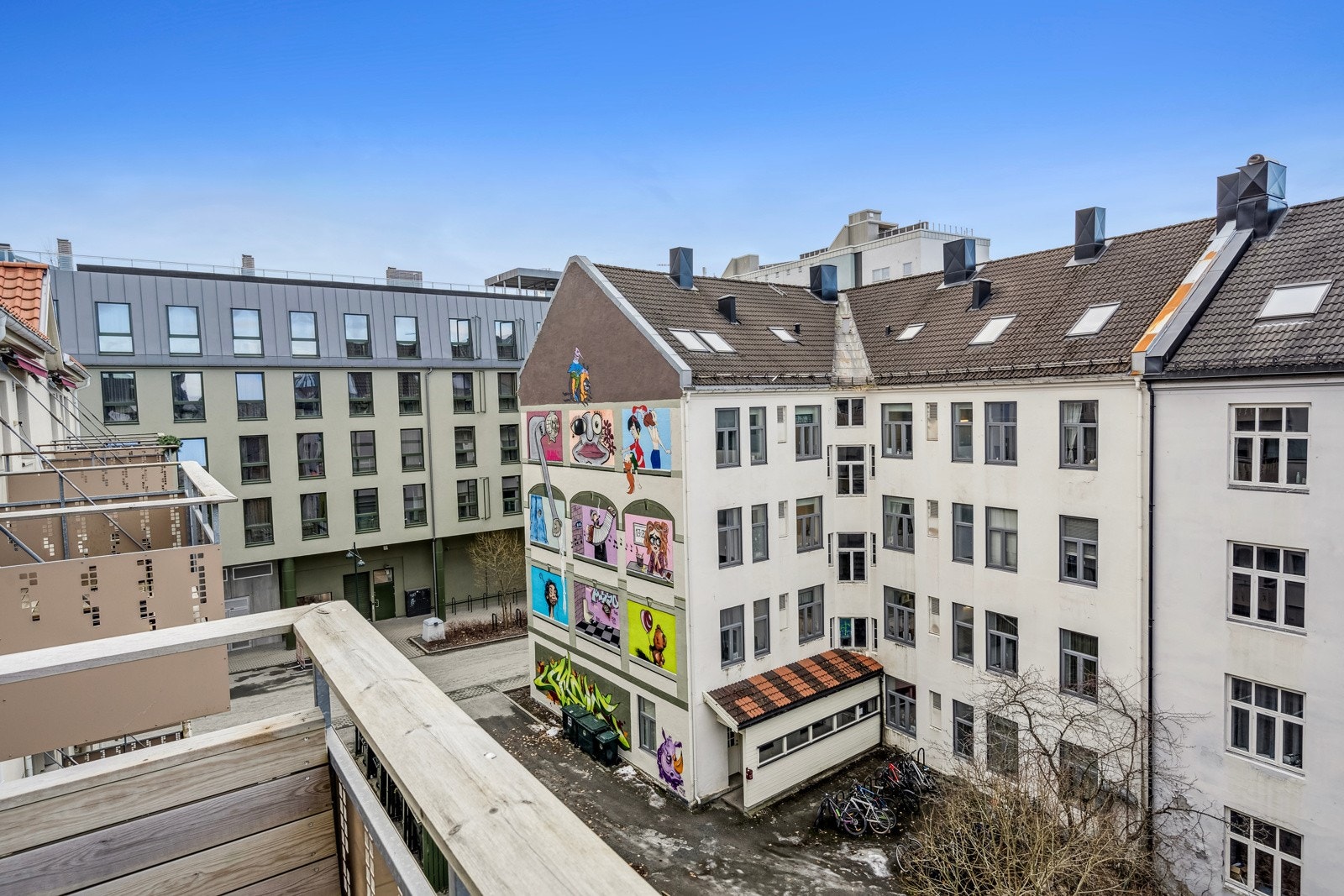 Her får du det beste av urbant byliv kombinert med hjemmekoselige fasiliteter som for eksempel en romslig balkong. Galleribilde