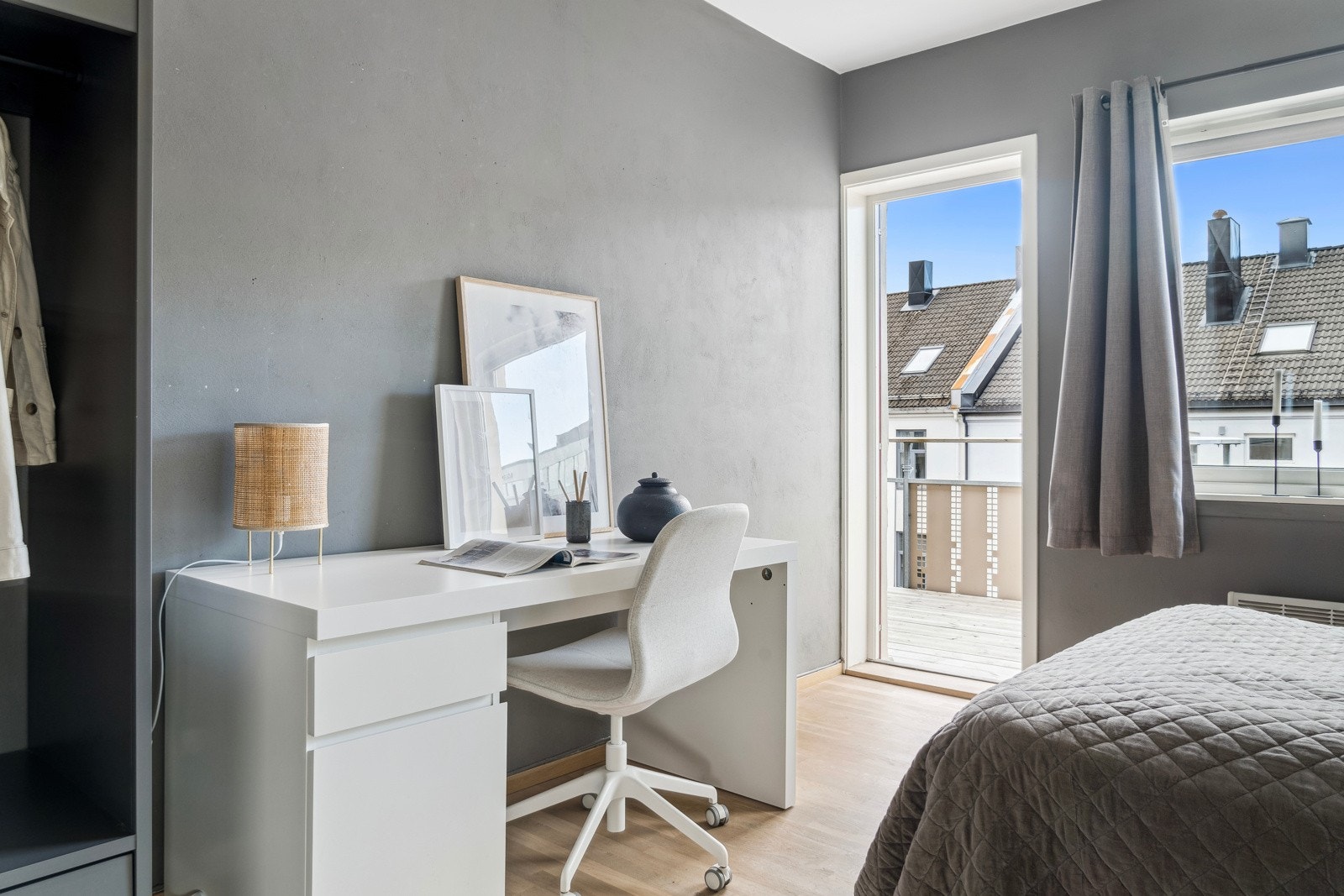 Her er det god plass til å innrede med dobbeltseng, garderobeløsning og pult. Galleribilde