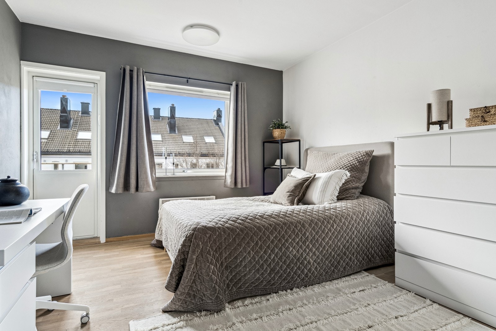 Et lunt og innbydende soverom med rolige farger og godt med naturlig lys. Galleribilde