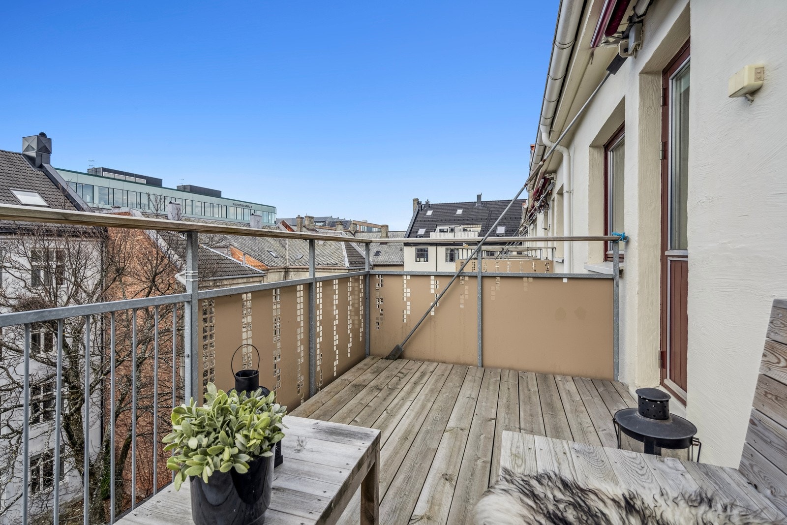 En pen og moderne 3-roms toppleilighet med blant annet to balkonger og gode solforhold. Galleribilde