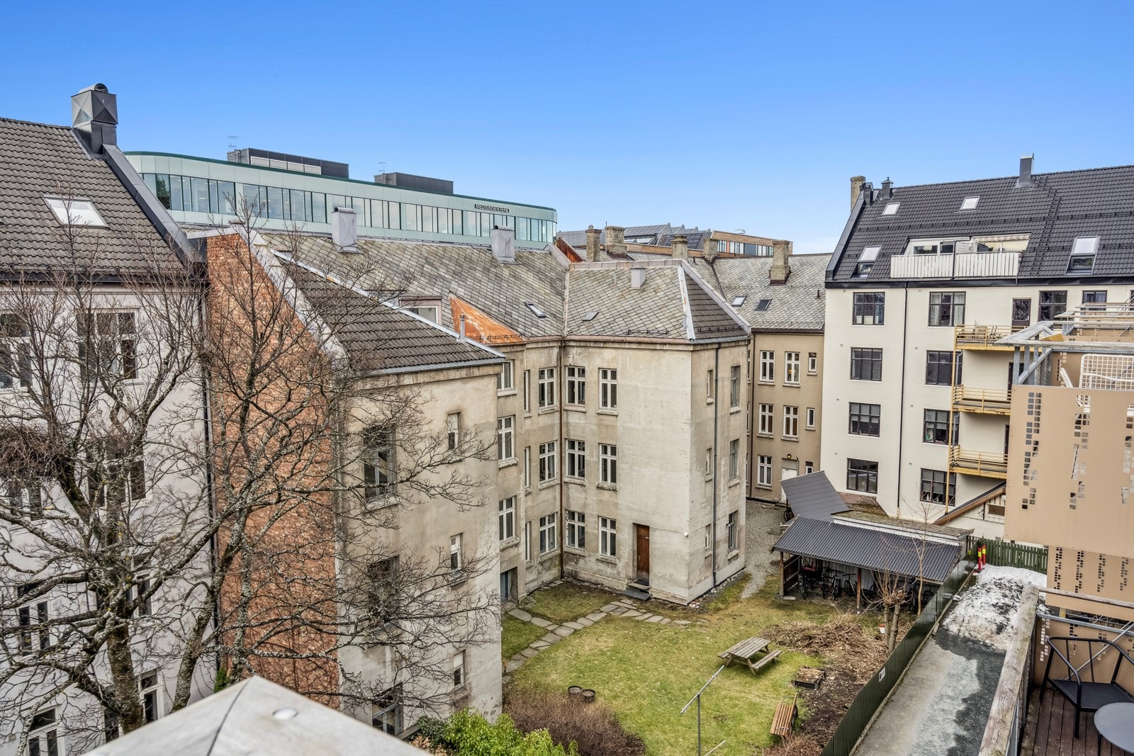 Fra leiligheten har man kort gåavstand til både NTNU Gløshaugen, NTNU Handelshøyskolen, og Campus Øya, Kalvskinnet og Helgasetr. Gode bussforbindelser til andre studiesteder. Galleribilde
