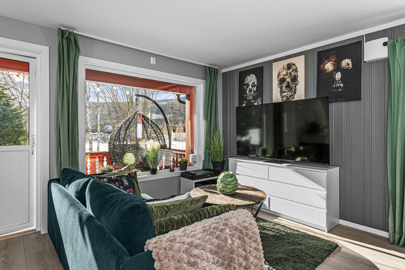 Stuen har flere store vinduer som slipper inn nydelig lys. Galleribilde
