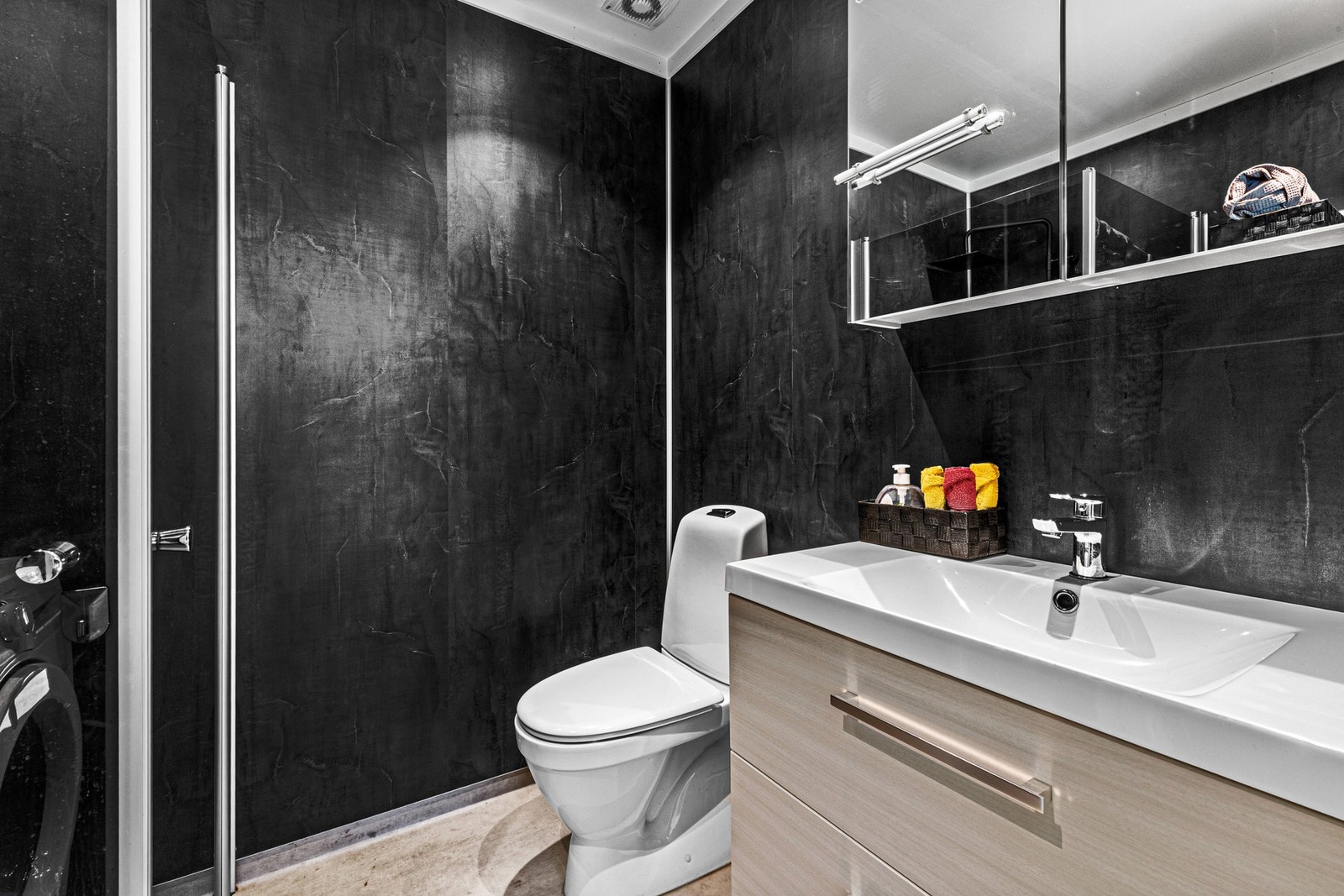 Badet har bla med oppbevaringsplass. Galleribilde
