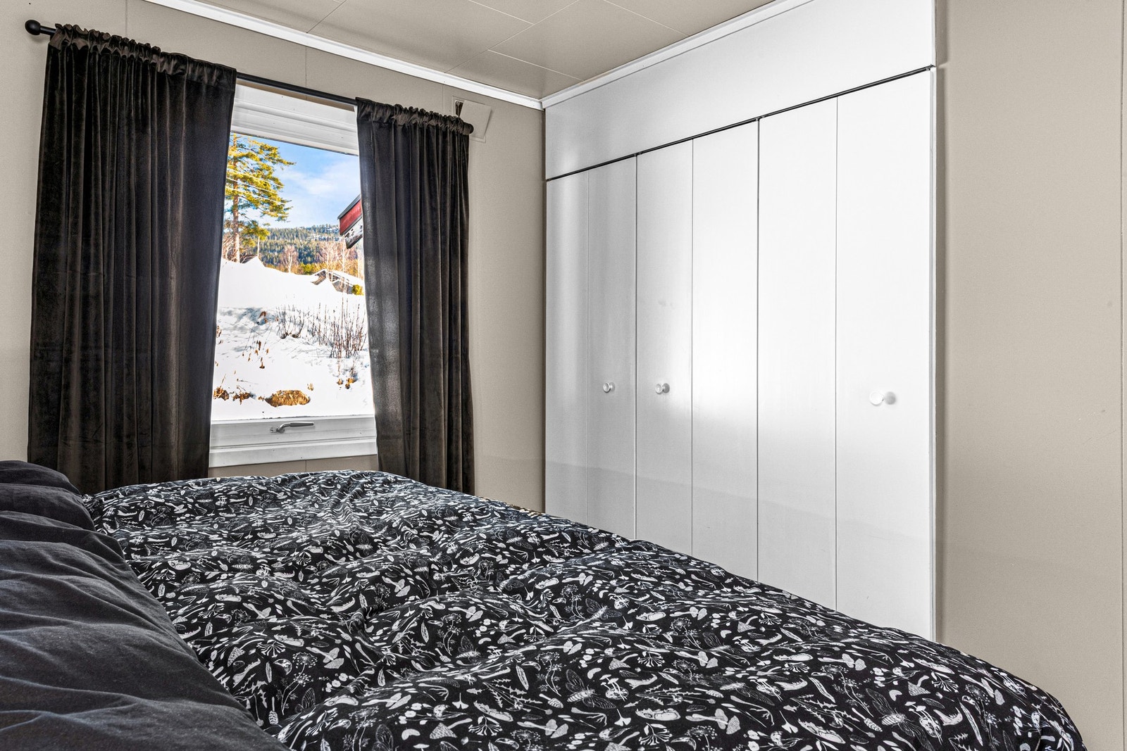 Soverom 1. Rommet har godt med skap plass. Galleribilde