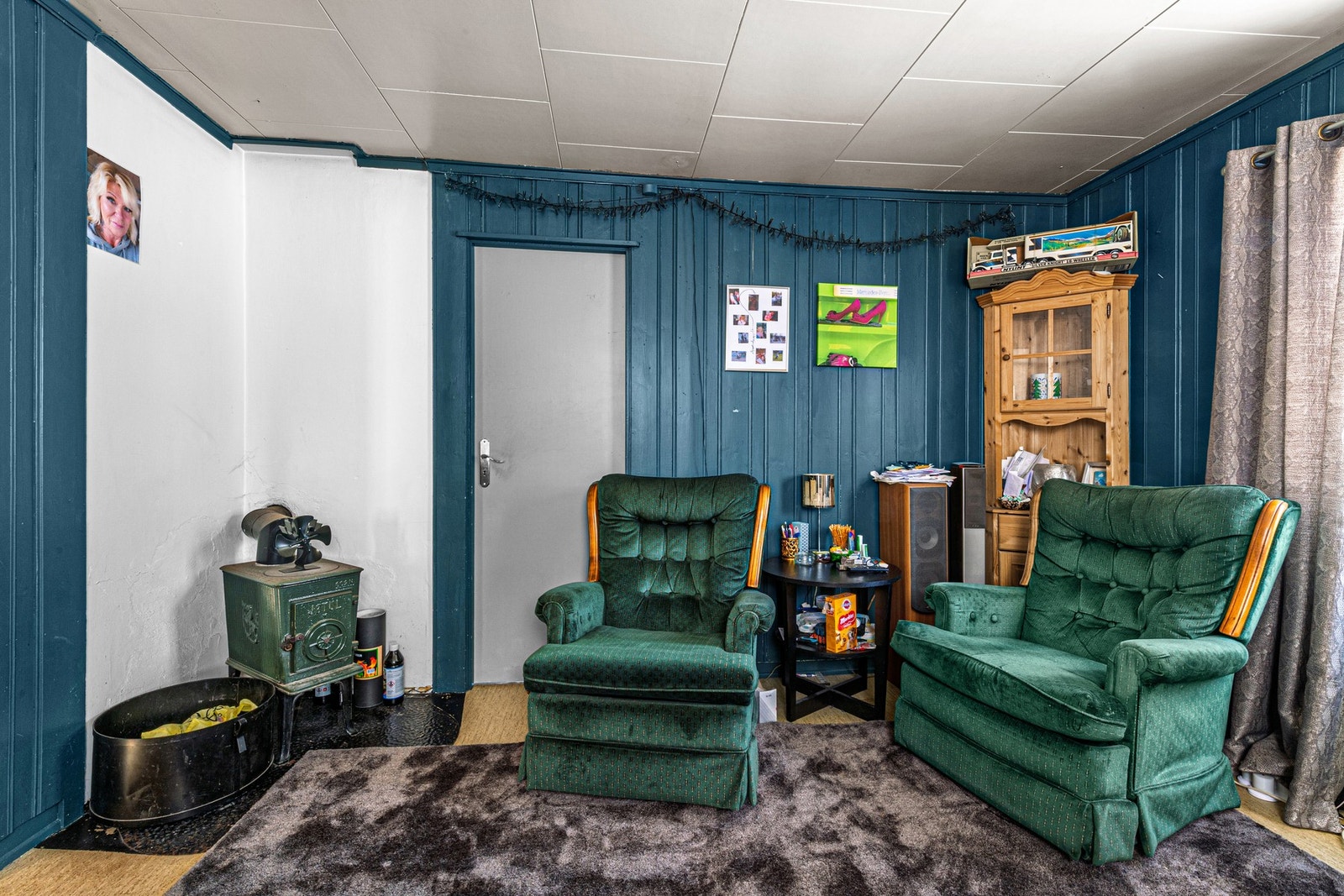 Plass til en spisegruppe plassert foran vedovnen. Galleribilde